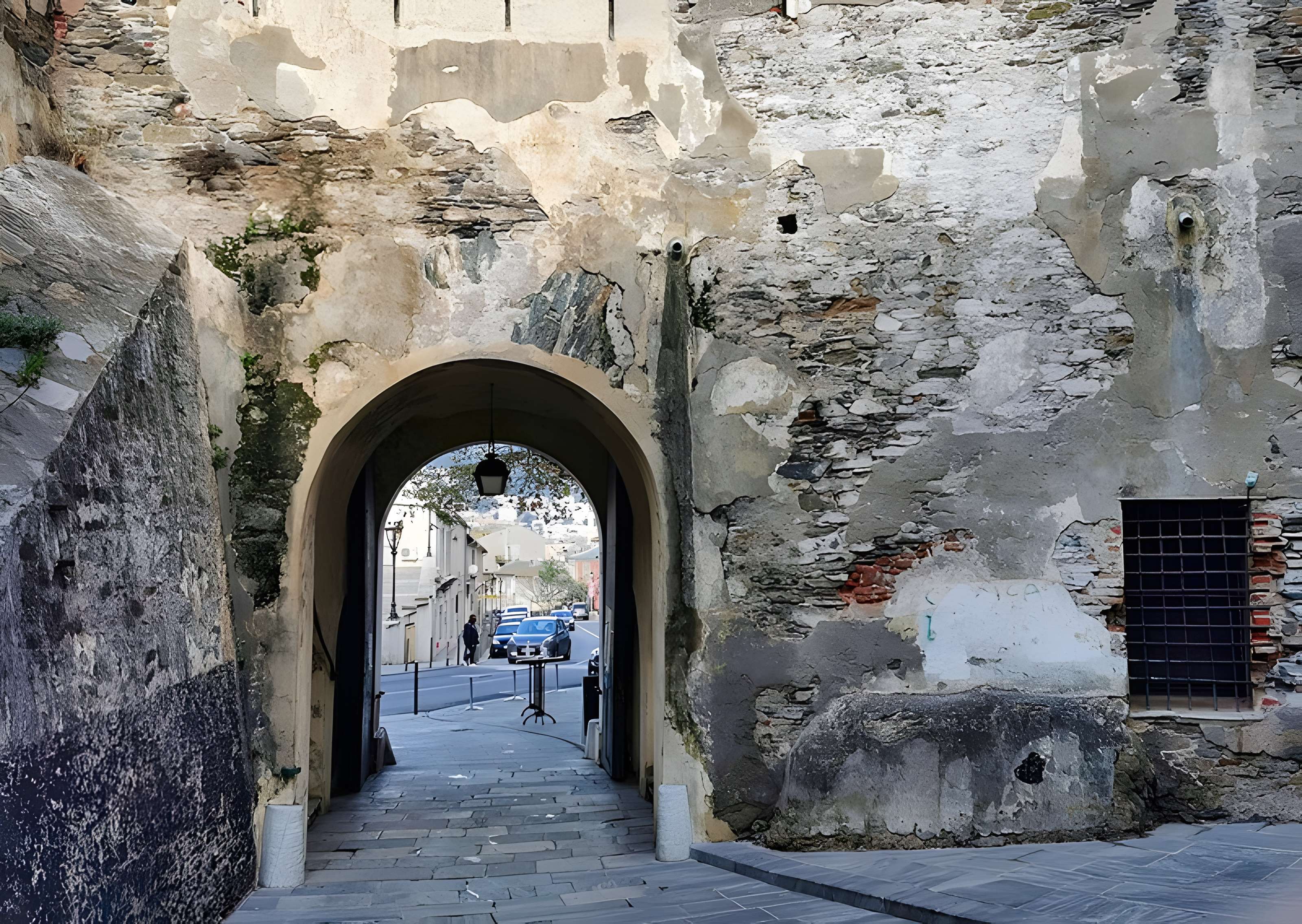 Enceinte fortifiée dite citadelle et palais du Gouverneur, partiellement aménagé en Musée d'Ethnographie