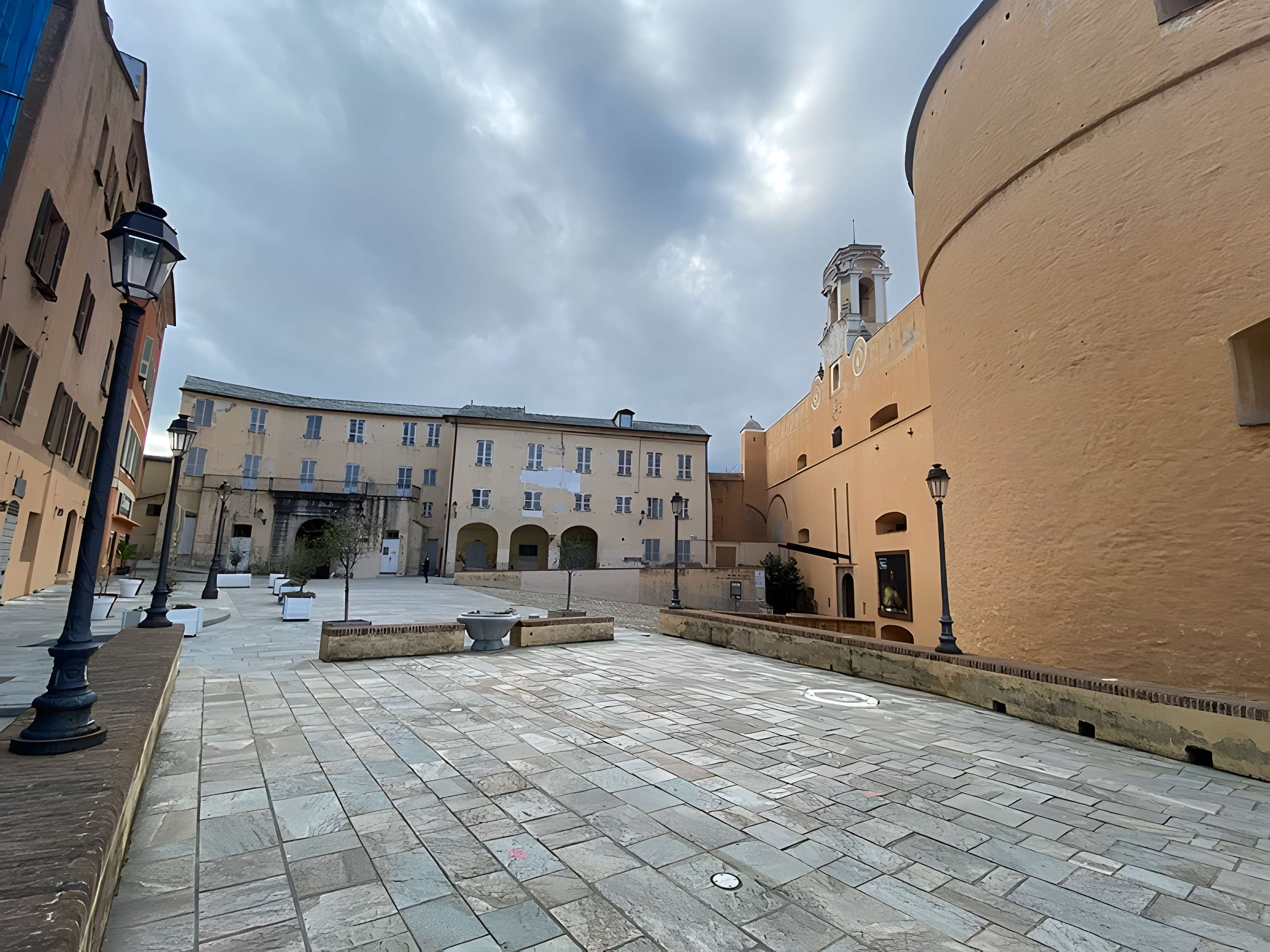 Enceinte fortifiée dite citadelle et palais du Gouverneur, partiellement aménagé en Musée d'Ethnographie
