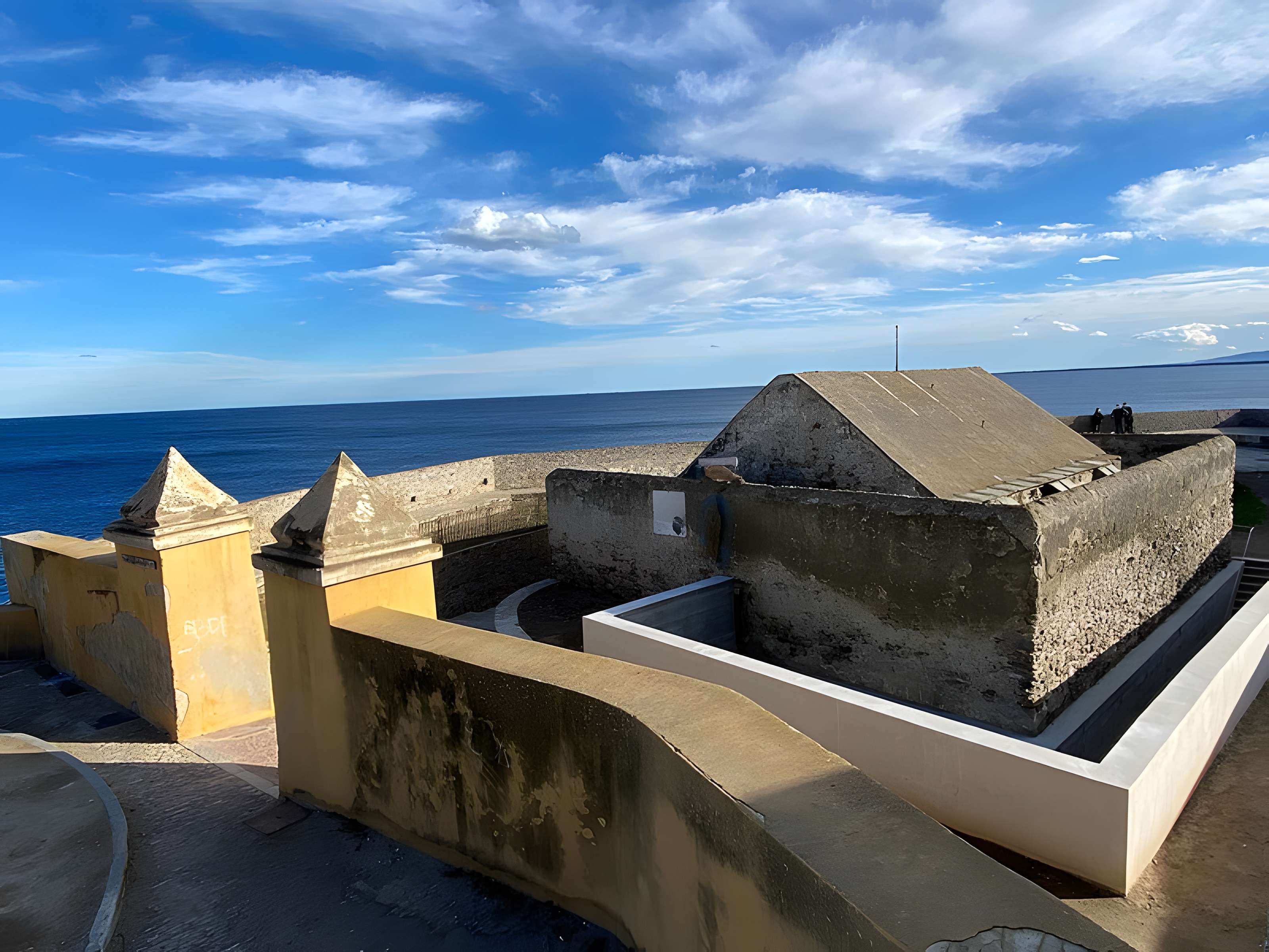 Enceinte fortifiée dite citadelle et palais du Gouverneur, partiellement aménagé en Musée d'Ethnographie