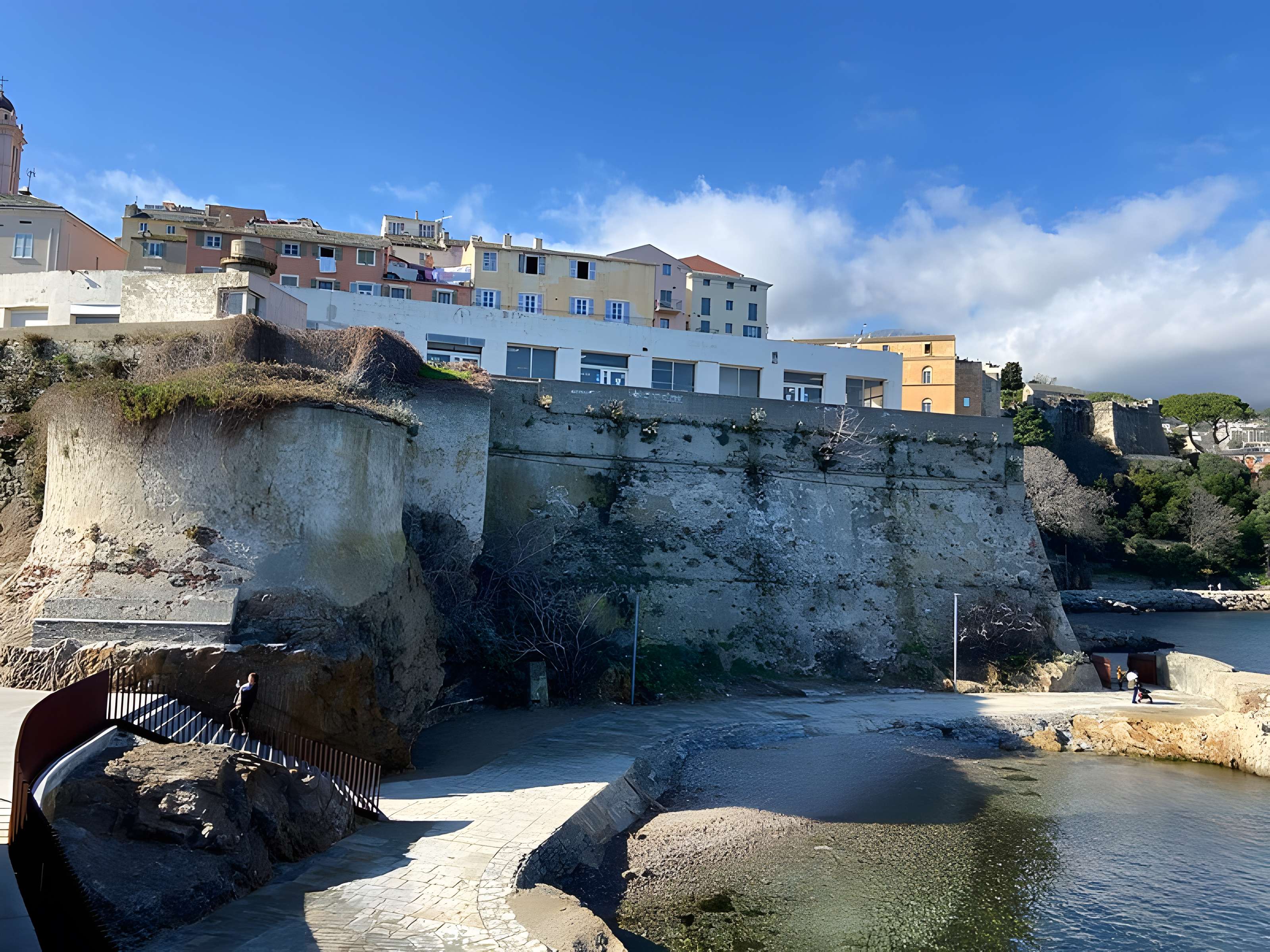 Enceinte fortifiée dite citadelle et palais du Gouverneur, partiellement aménagé en Musée d'Ethnographie