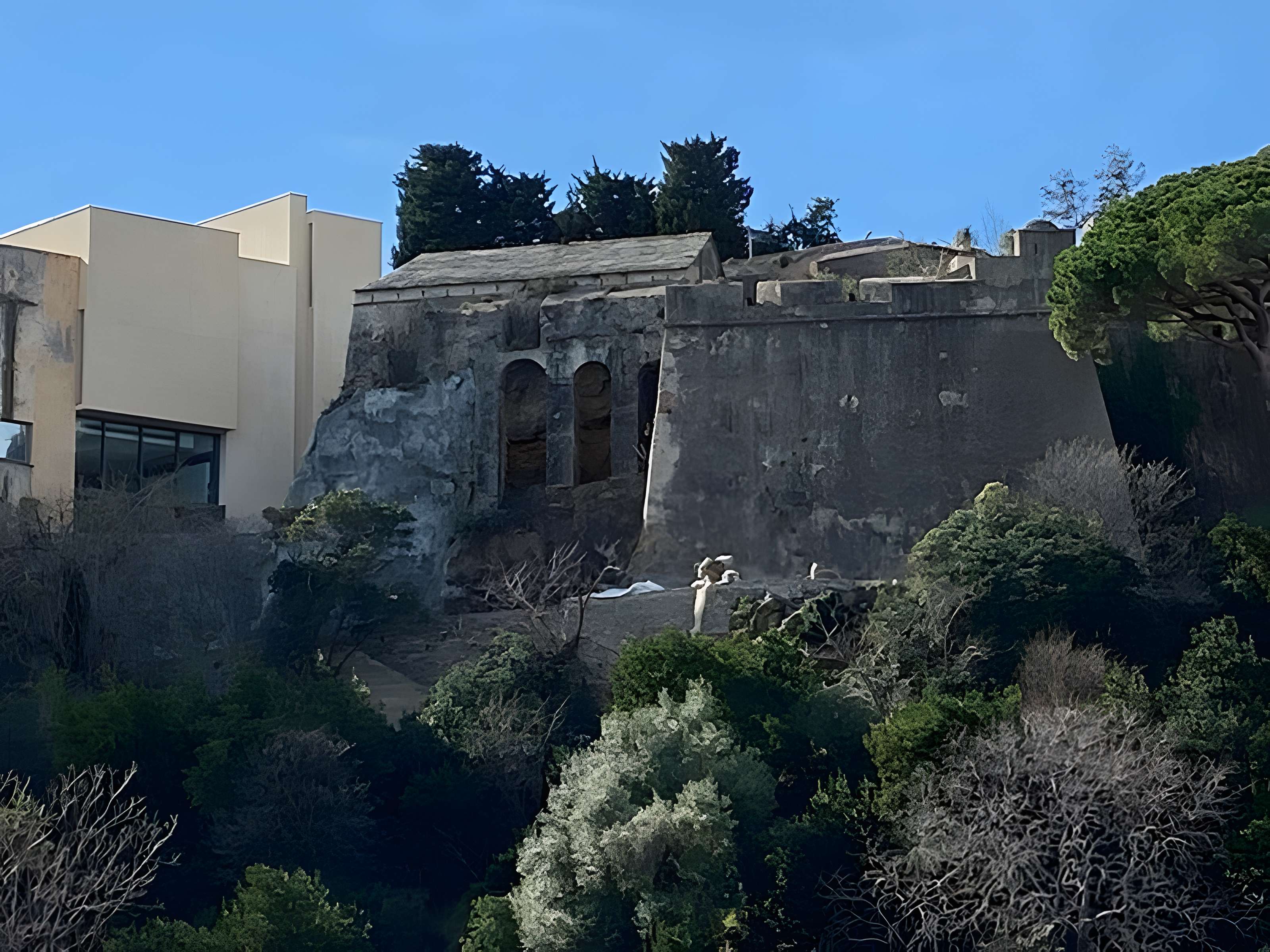 Enceinte fortifiée dite citadelle et palais du Gouverneur, partiellement aménagé en Musée d'Ethnographie