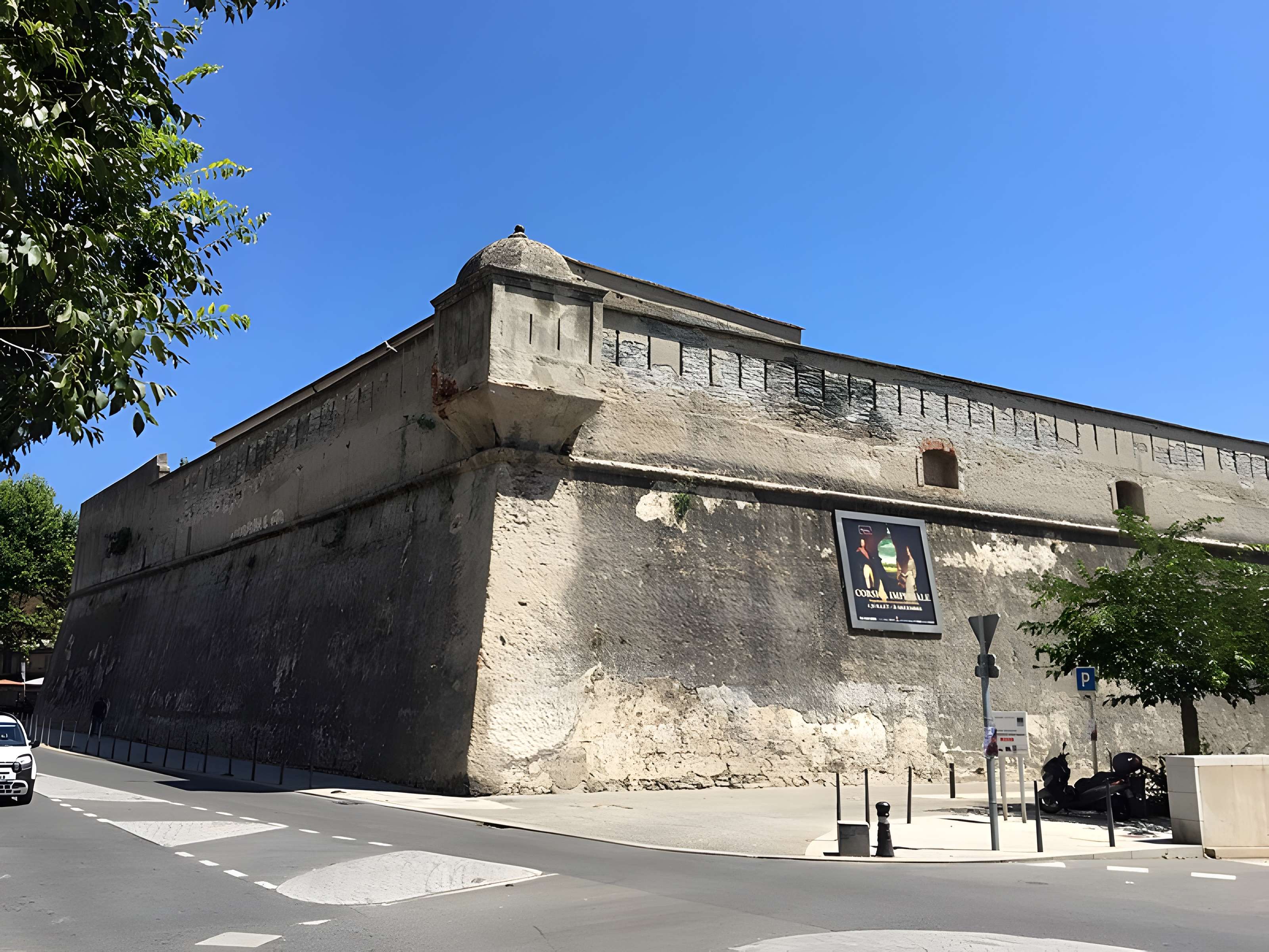 Enceinte fortifiée dite citadelle et palais du Gouverneur, partiellement aménagé en Musée d'Ethnographie