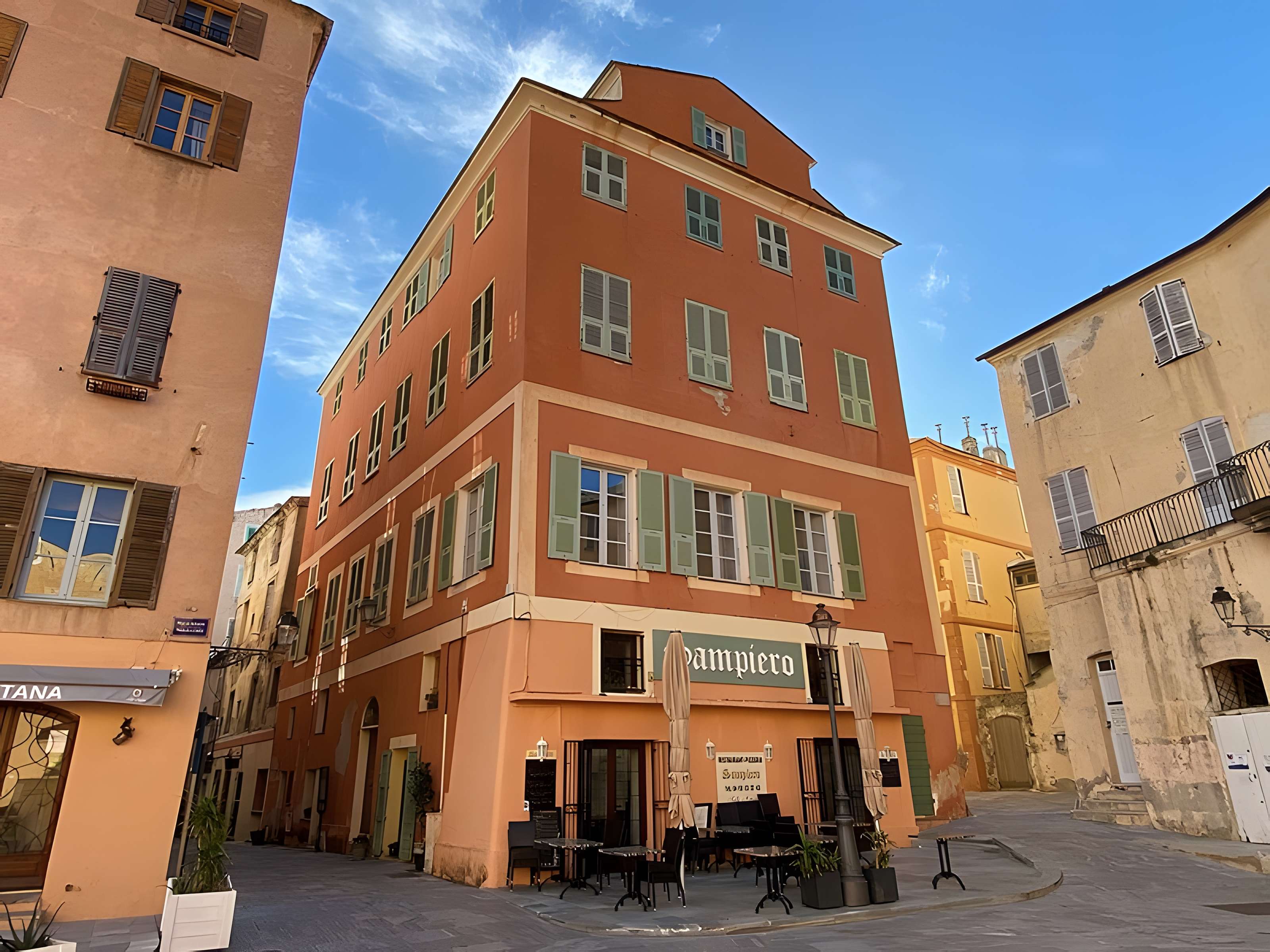 Enceinte fortifiée dite citadelle et palais du Gouverneur, partiellement aménagé en Musée d'Ethnographie