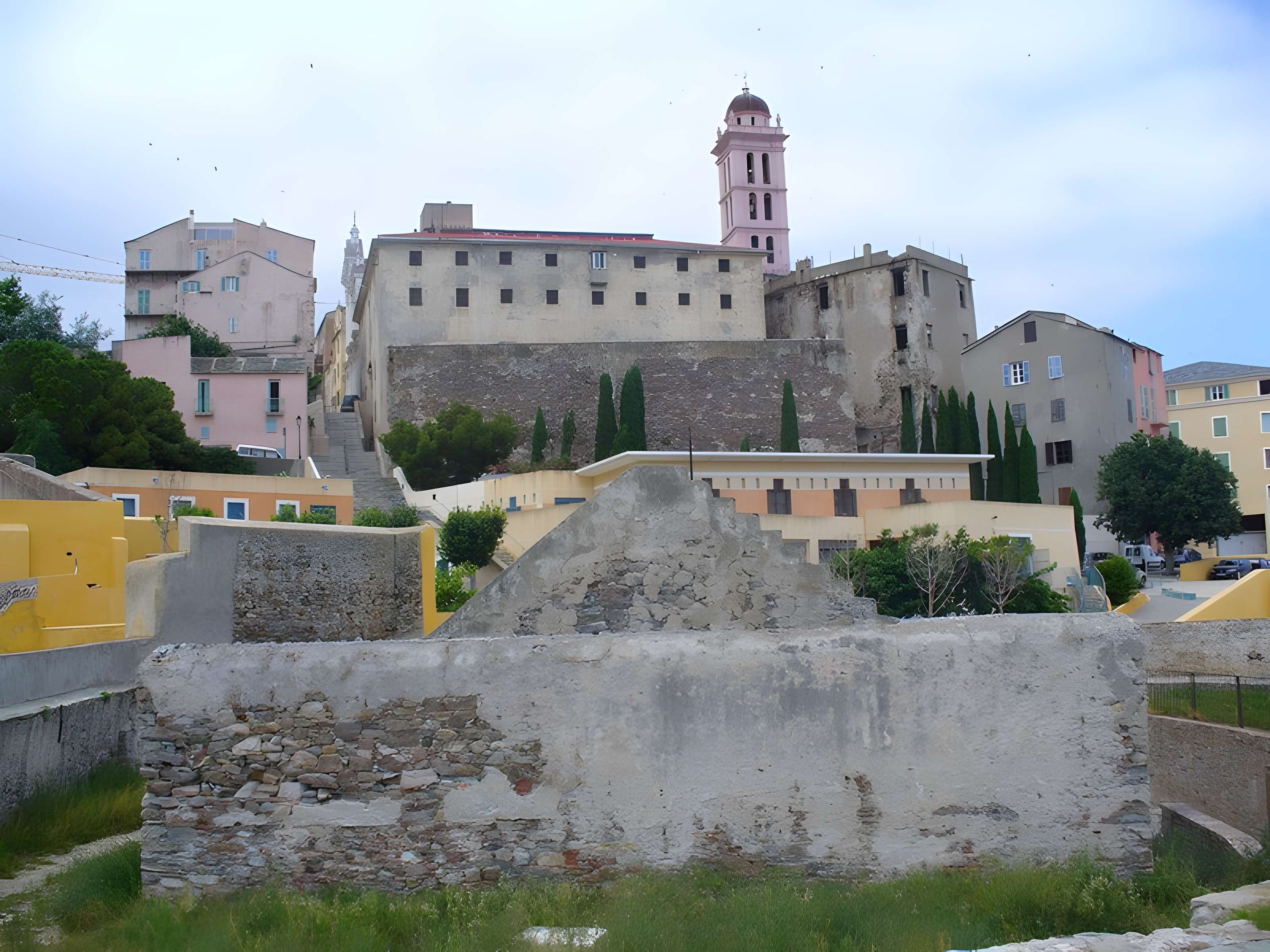 Enceinte fortifiée dite citadelle et palais du Gouverneur, partiellement aménagé en Musée d'Ethnographie