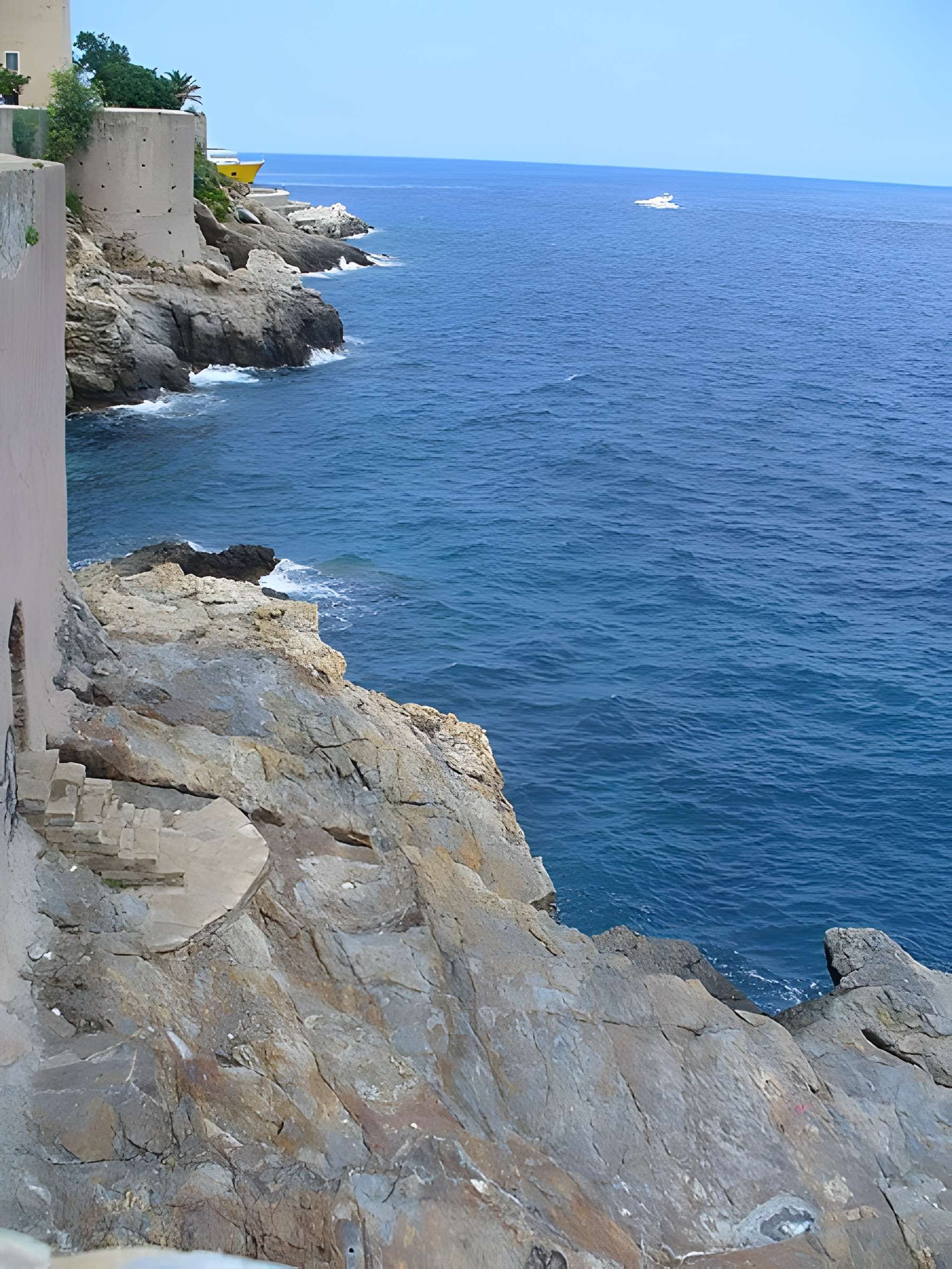 Enceinte fortifiée dite citadelle et palais du Gouverneur, partiellement aménagé en Musée d'Ethnographie