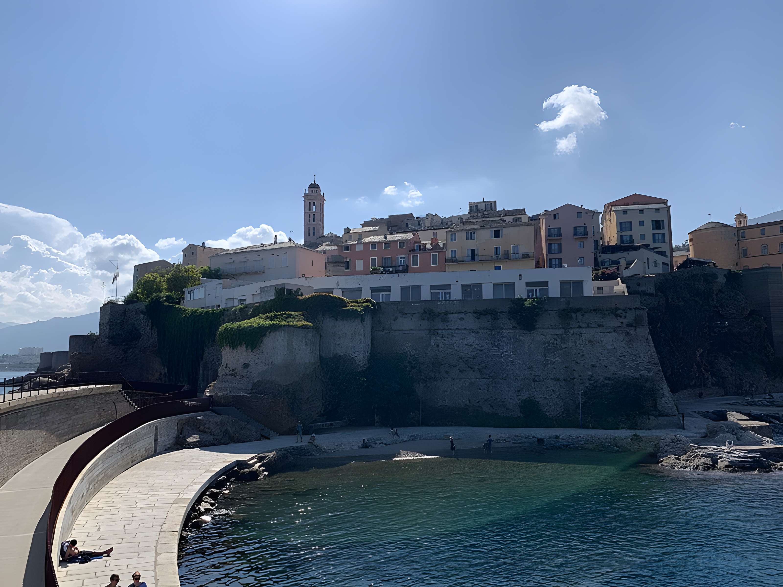Enceinte fortifiée dite citadelle et palais du Gouverneur, partiellement aménagé en Musée d'Ethnographie