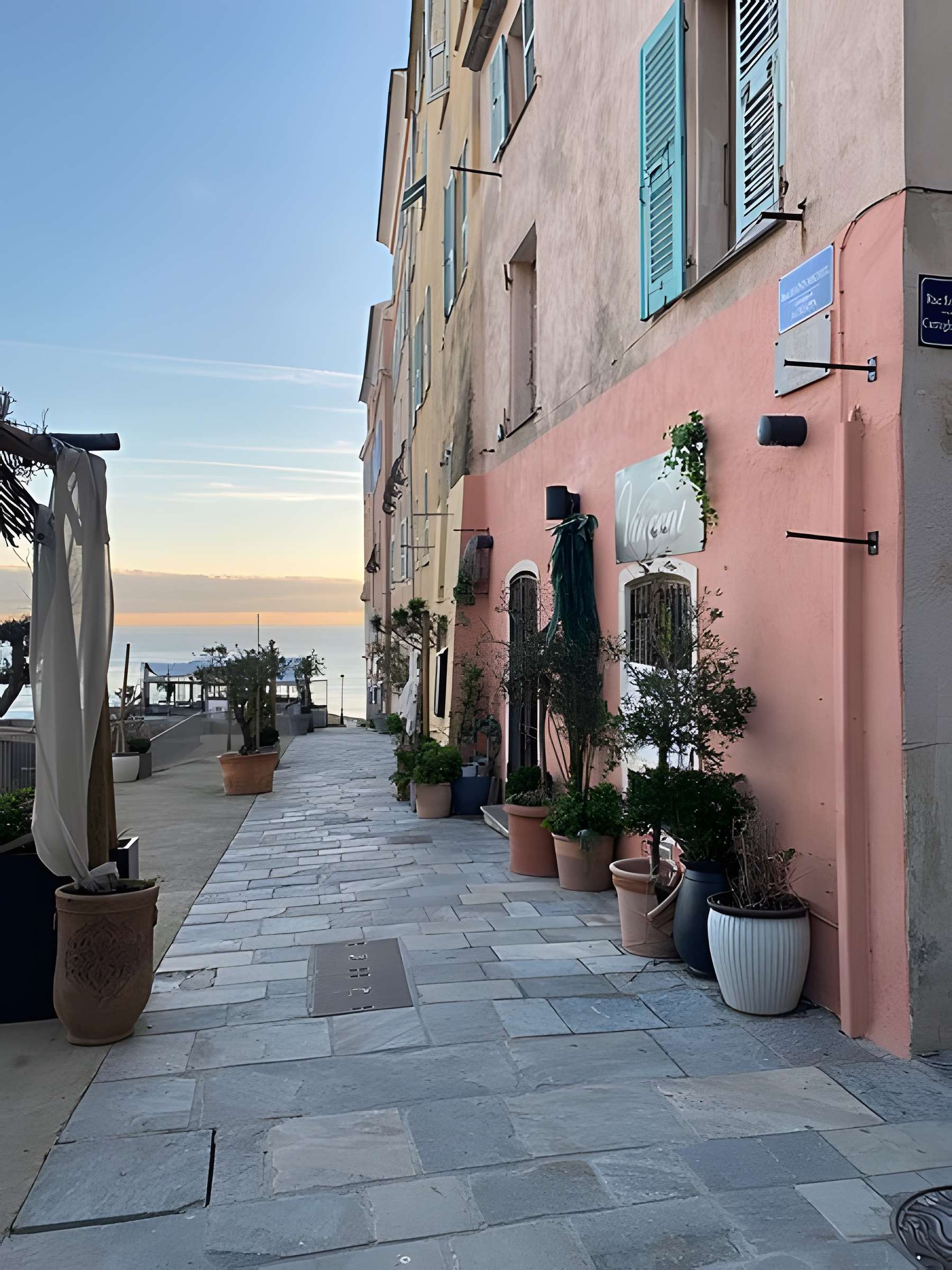 Enceinte fortifiée dite citadelle et palais du Gouverneur, partiellement aménagé en Musée d'Ethnographie