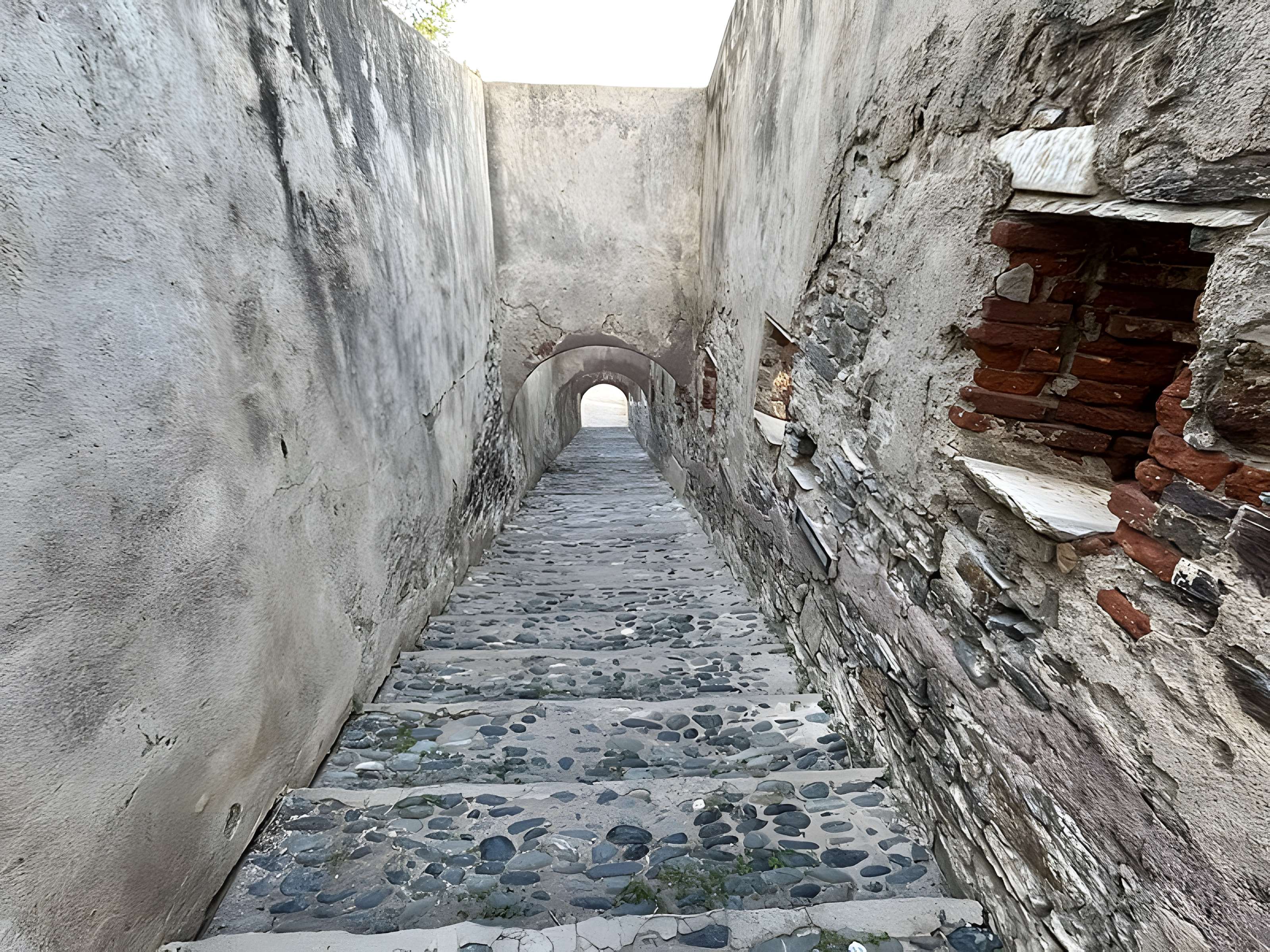 Enceinte fortifiée dite citadelle et palais du Gouverneur, partiellement aménagé en Musée d'Ethnographie