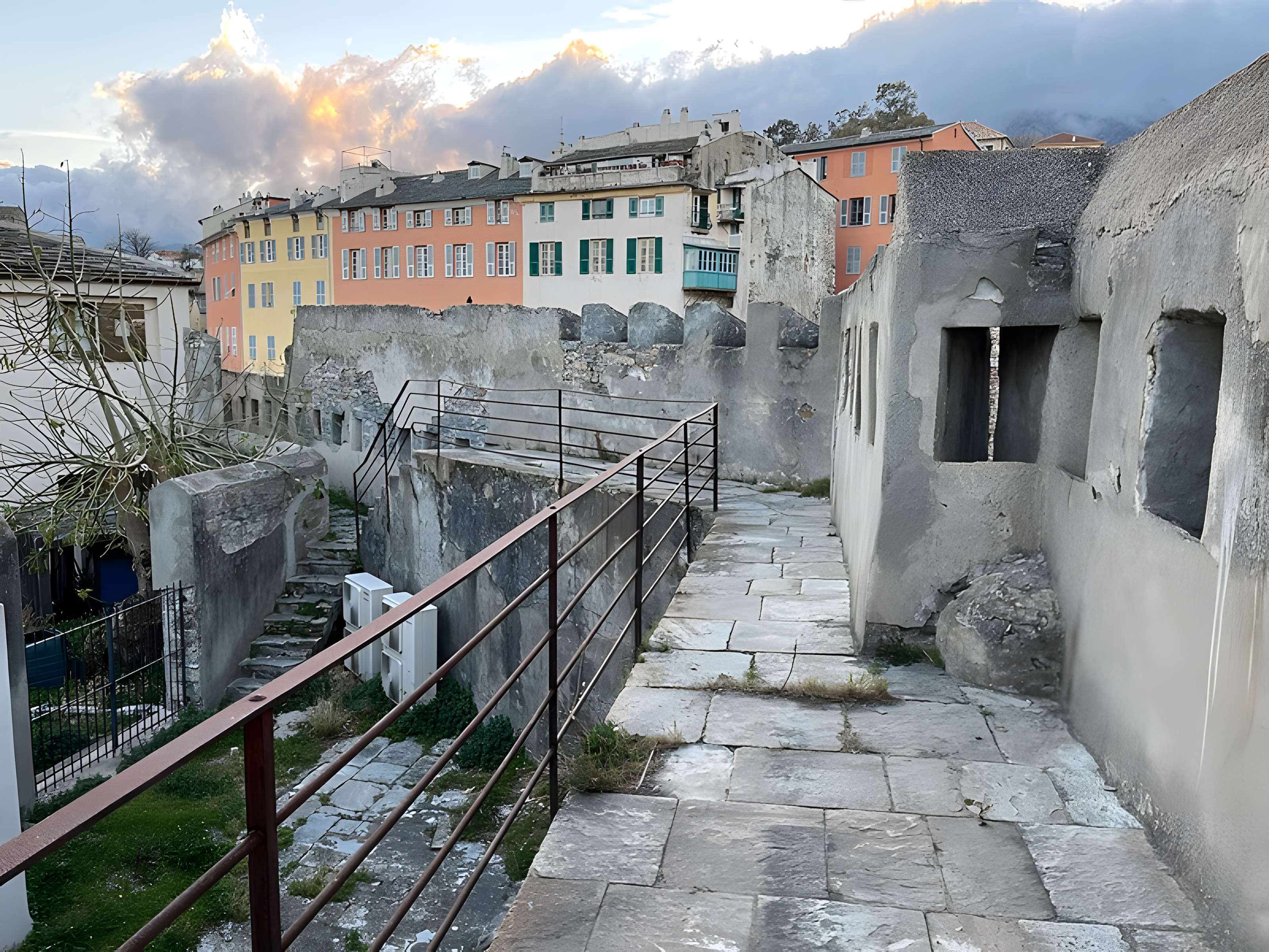 Enceinte fortifiée dite citadelle et palais du Gouverneur, partiellement aménagé en Musée d'Ethnographie