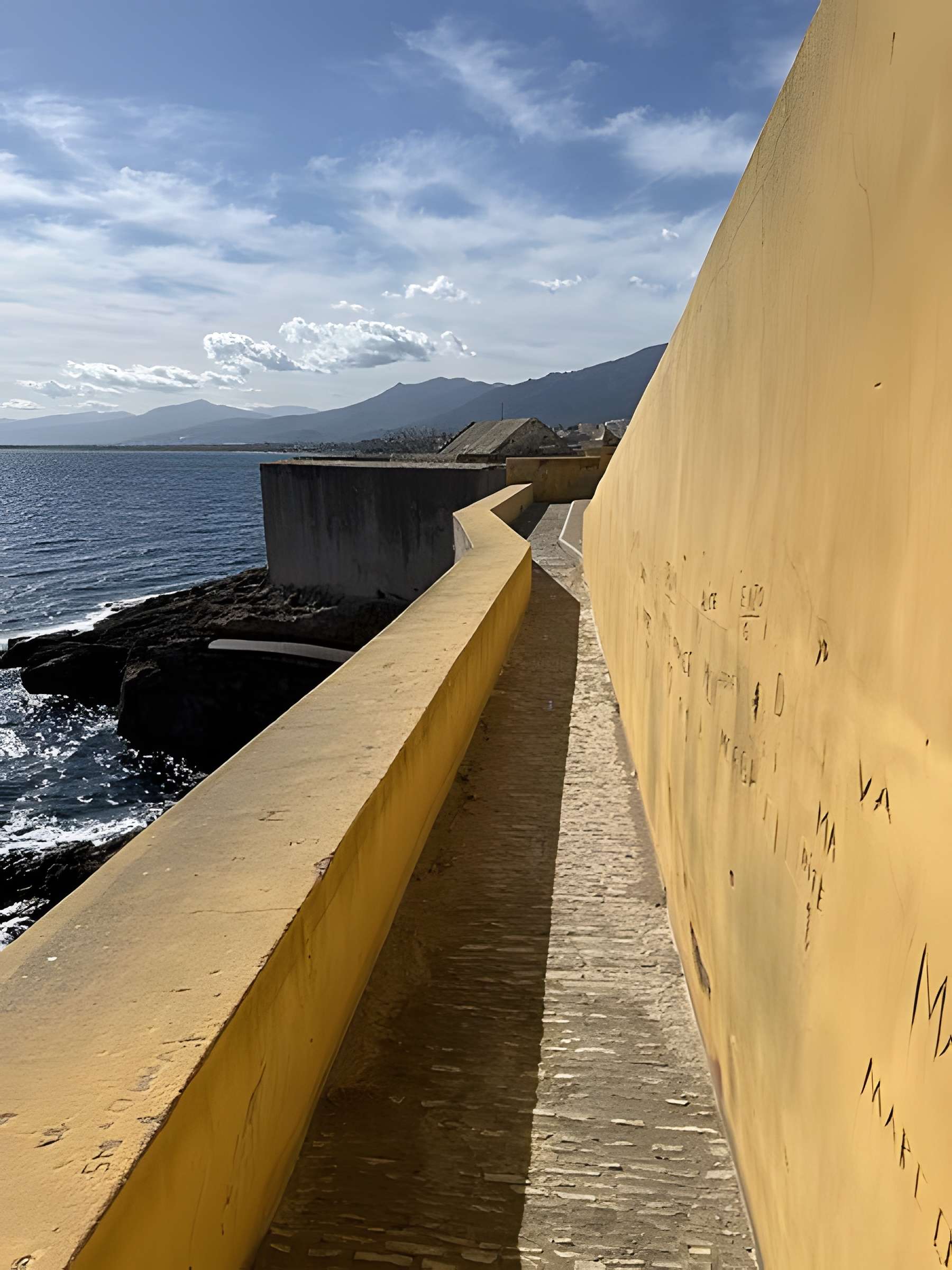 Enceinte fortifiée dite citadelle et palais du Gouverneur, partiellement aménagé en Musée d'Ethnographie