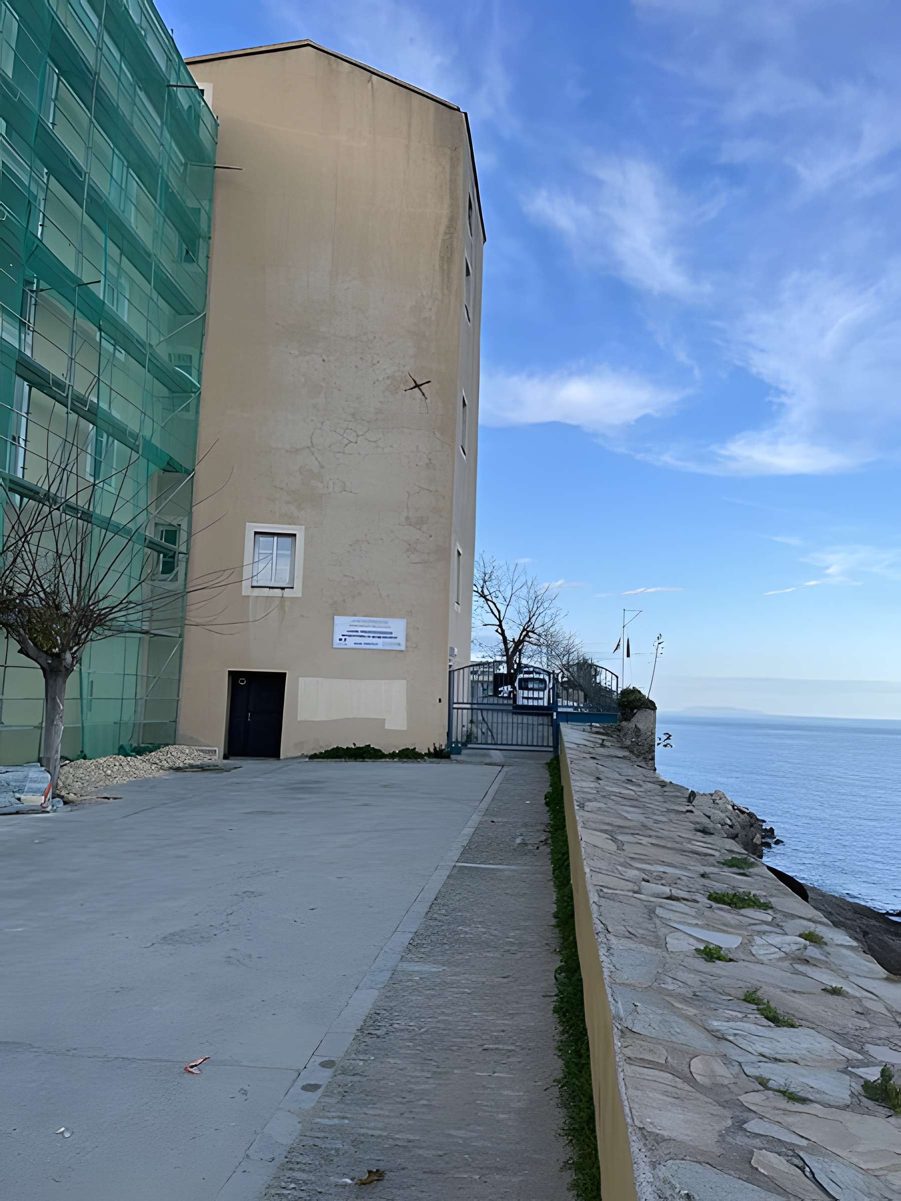 Enceinte fortifiée dite citadelle et palais du Gouverneur, partiellement aménagé en Musée d'Ethnographie