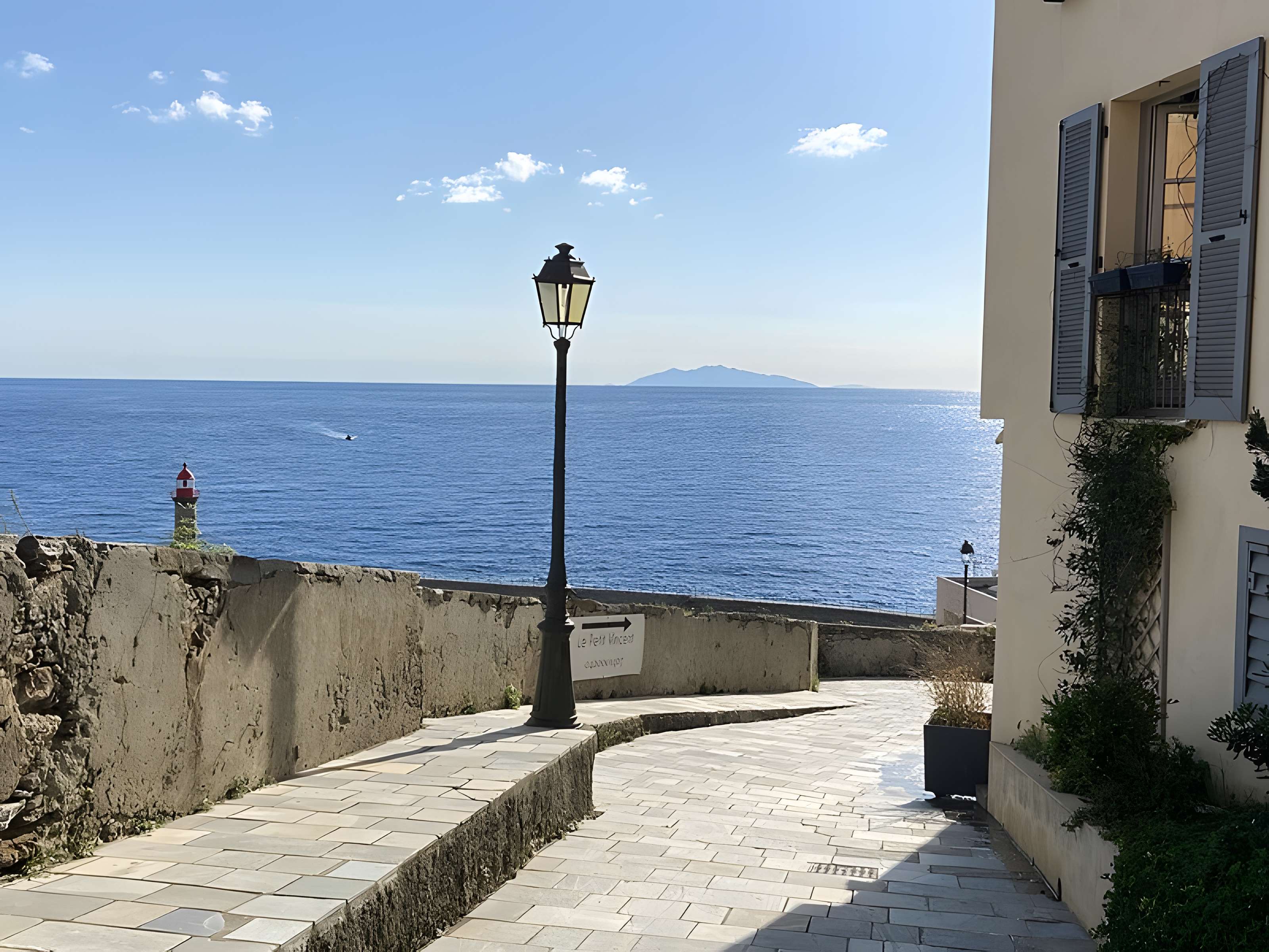 Enceinte fortifiée dite citadelle et palais du Gouverneur, partiellement aménagé en Musée d'Ethnographie