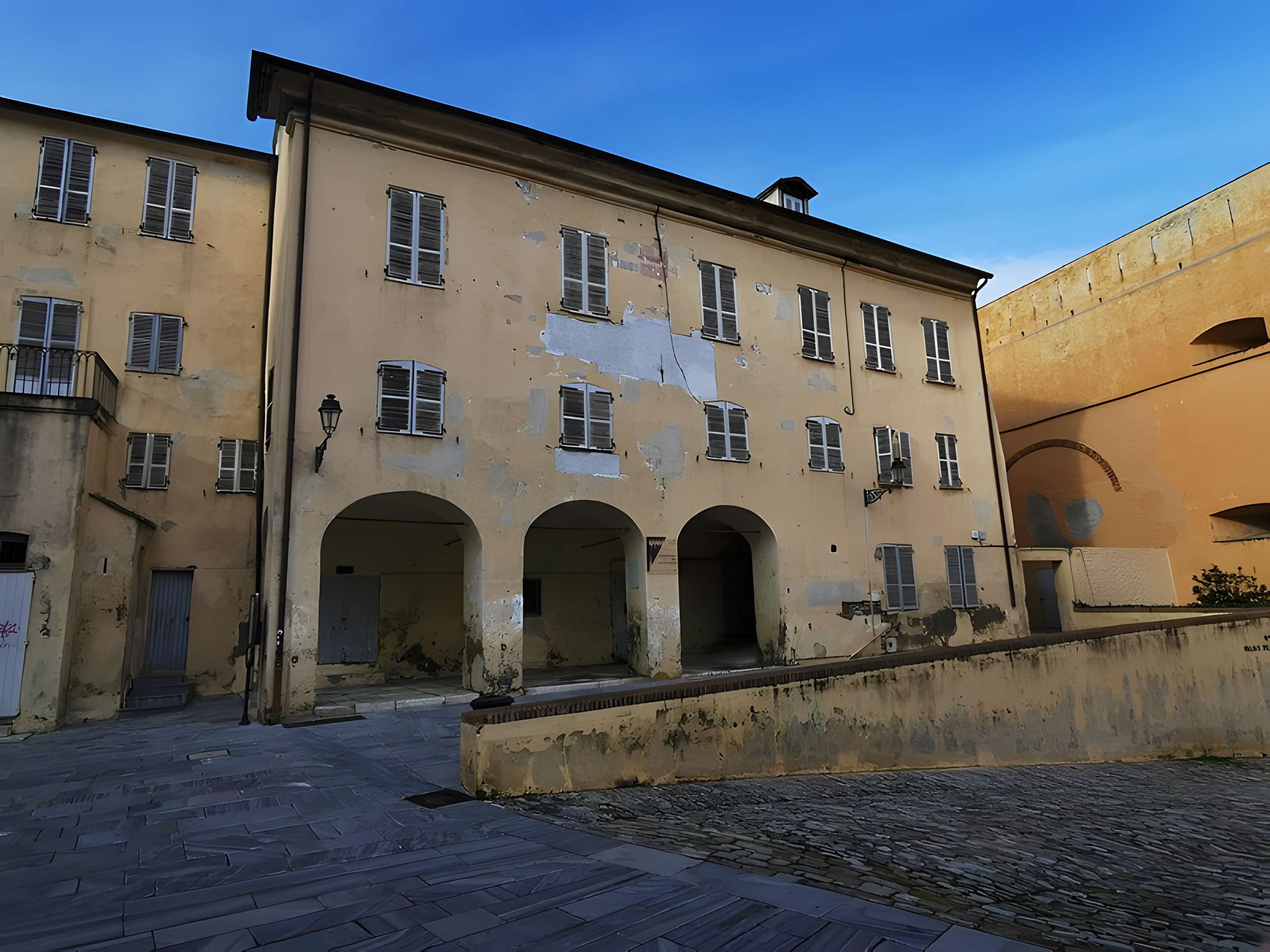 Enceinte fortifiée dite citadelle et palais du Gouverneur, partiellement aménagé en Musée d'Ethnographie
