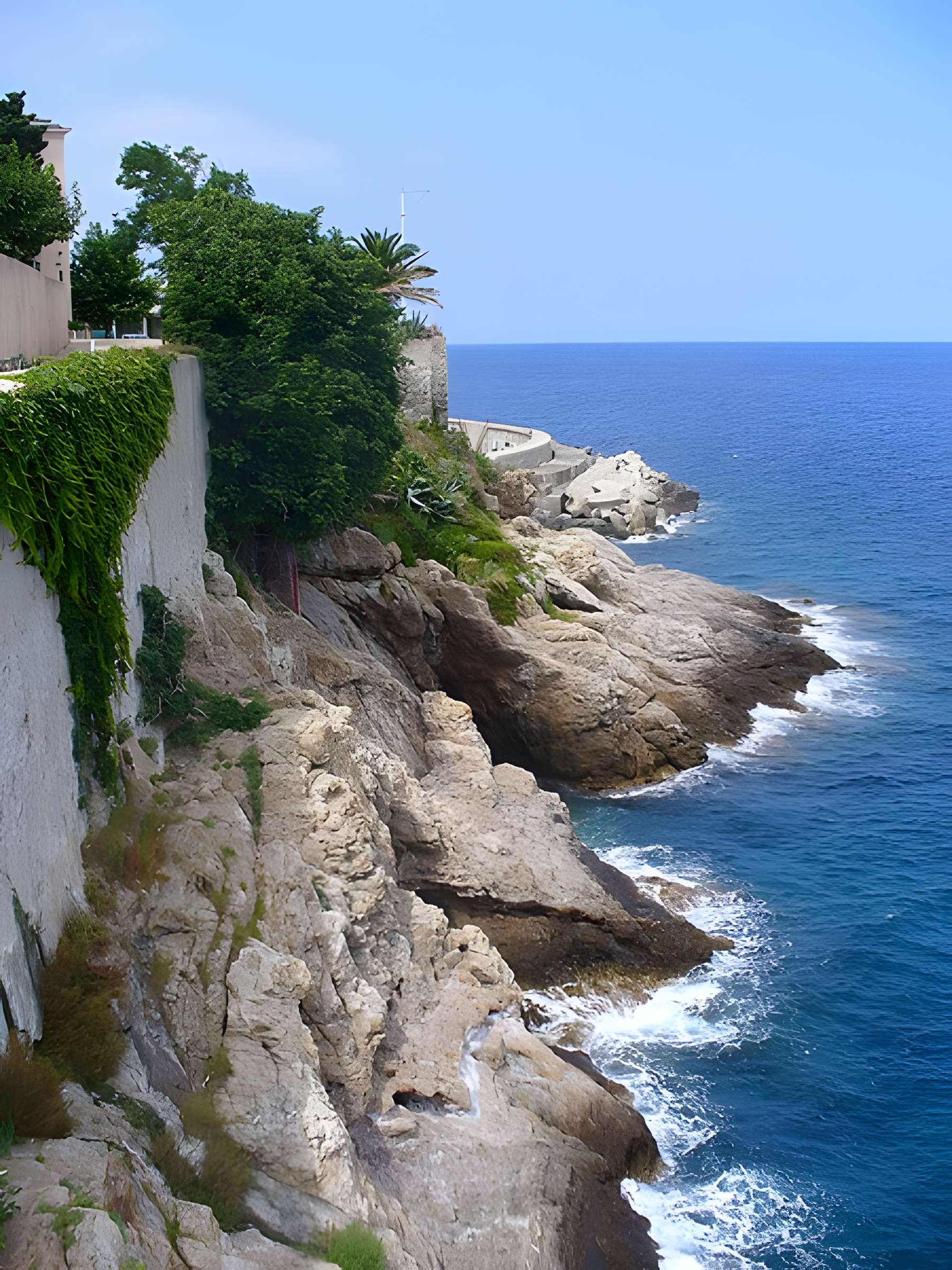 Enceinte fortifiée dite citadelle et palais du Gouverneur, partiellement aménagé en Musée d'Ethnographie