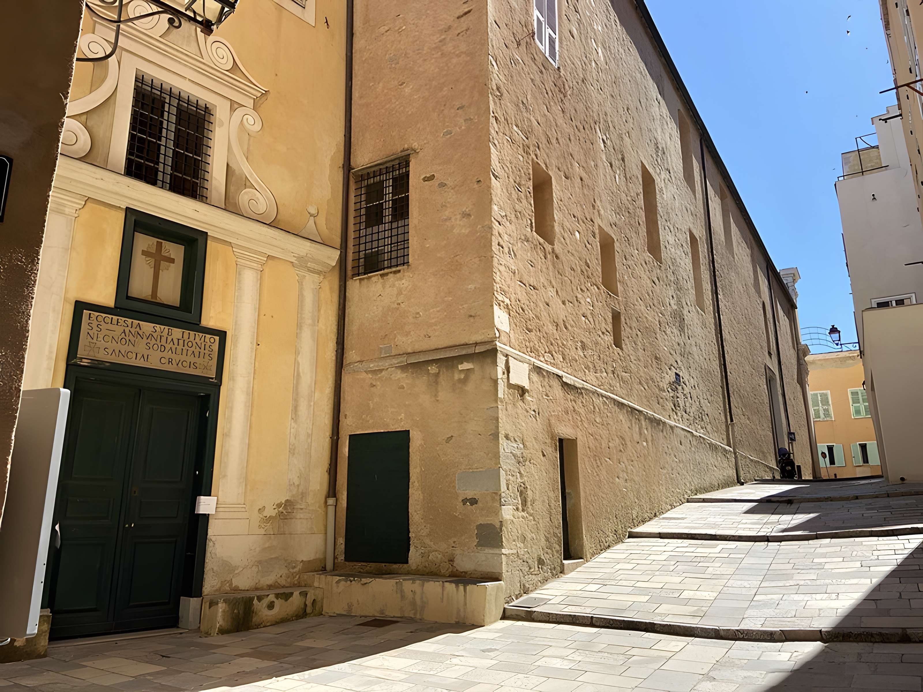 Enceinte fortifiée dite citadelle et palais du Gouverneur, partiellement aménagé en Musée d'Ethnographie