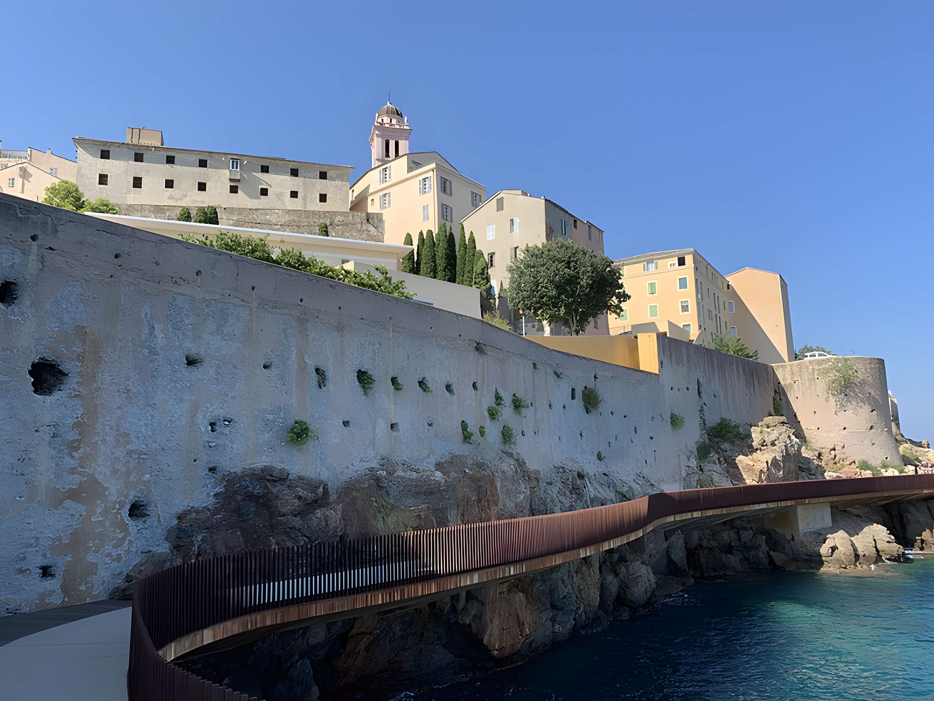 Enceinte fortifiée dite citadelle et palais du Gouverneur, partiellement aménagé en Musée d'Ethnographie