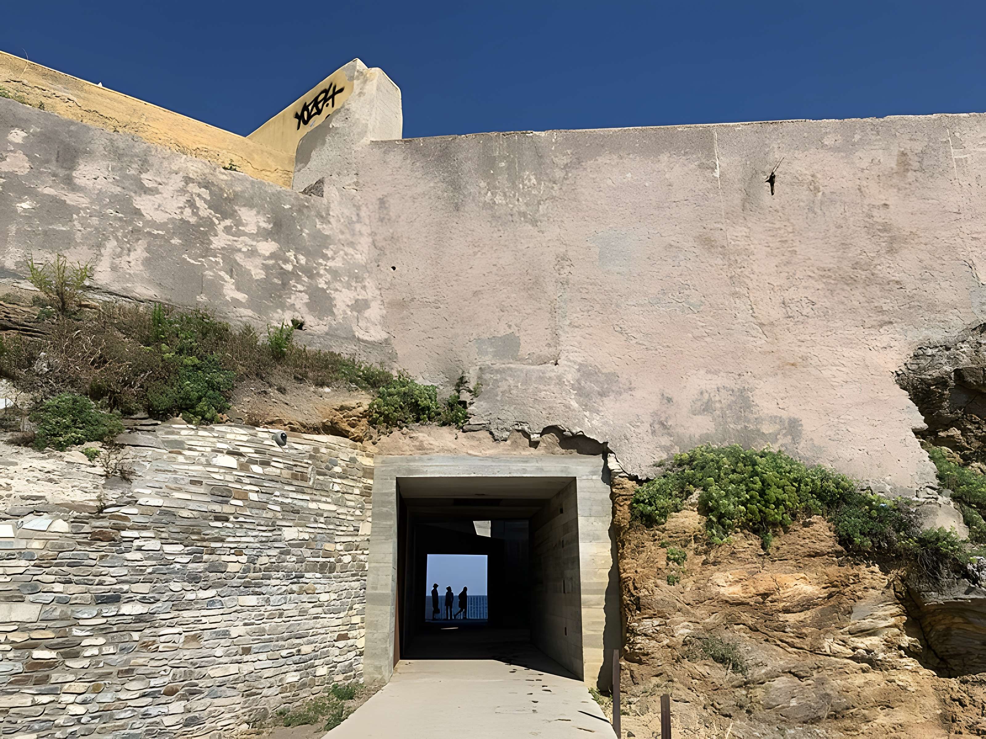 Enceinte fortifiée dite citadelle et palais du Gouverneur, partiellement aménagé en Musée d'Ethnographie