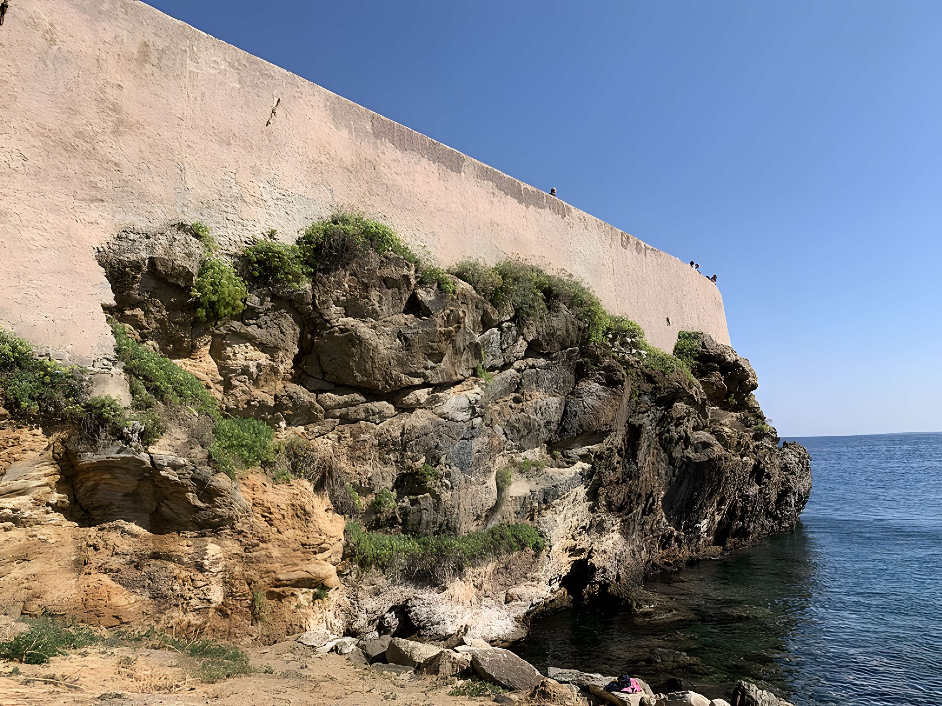 Enceinte fortifiée dite citadelle et palais du Gouverneur, partiellement aménagé en Musée d'Ethnographie