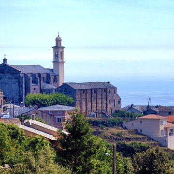 Complexe architectural composé de l’église paroissiale, le clocher, la chapelle de la confrérie sainte-Croix, la sacristie et l’ancien presbytère