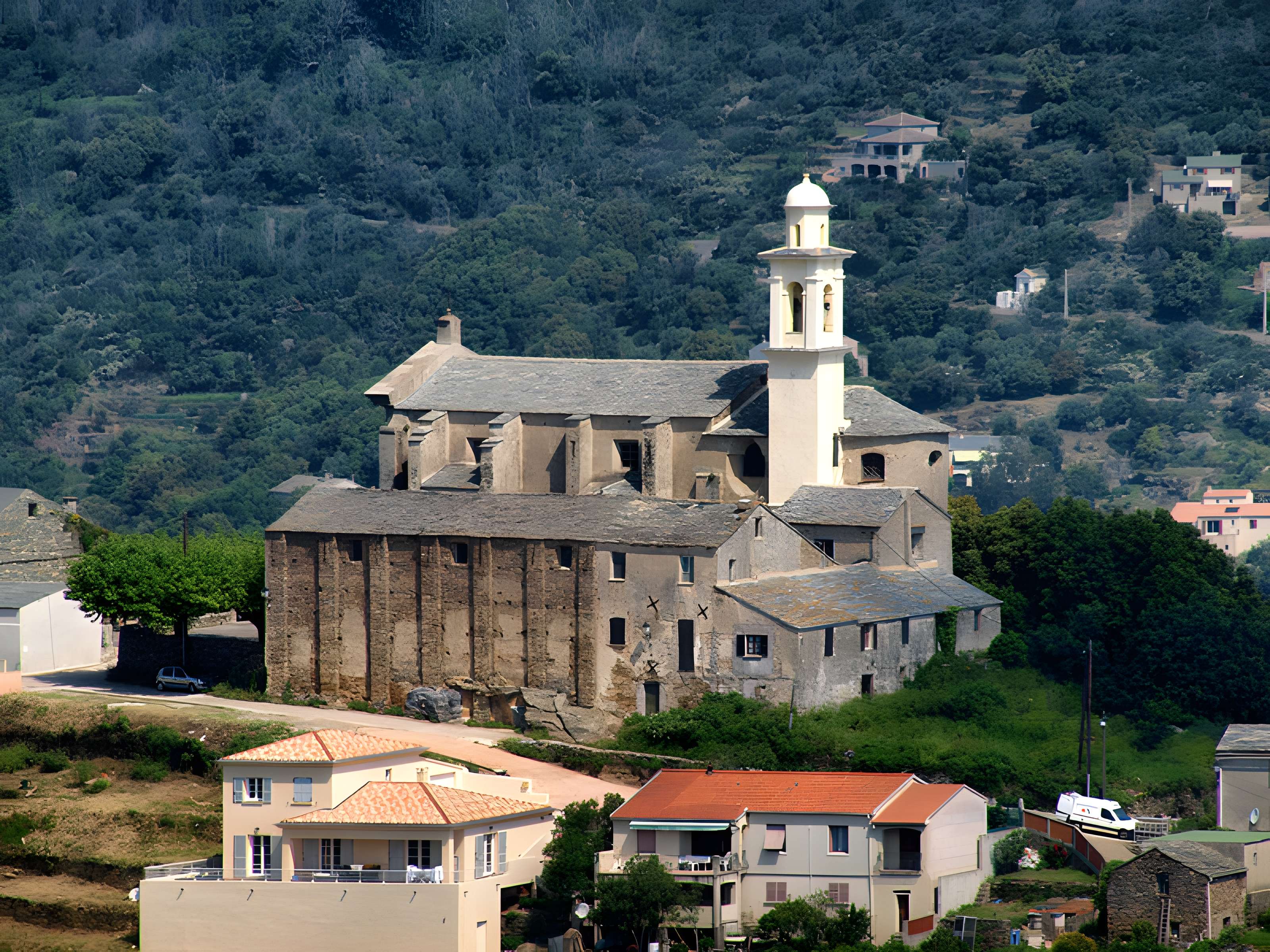 Complexe architectural composé de l’église paroissiale, le clocher, la chapelle de la confrérie sainte-Croix, la sacristie et l’ancien presbytère