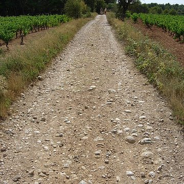 Tronçon de la Via Domitia également sur communes de Jonquières-Saint-Vincent et Beaucaire, dans le Gard, et Castelnau-le-Lez, dans lHérault
