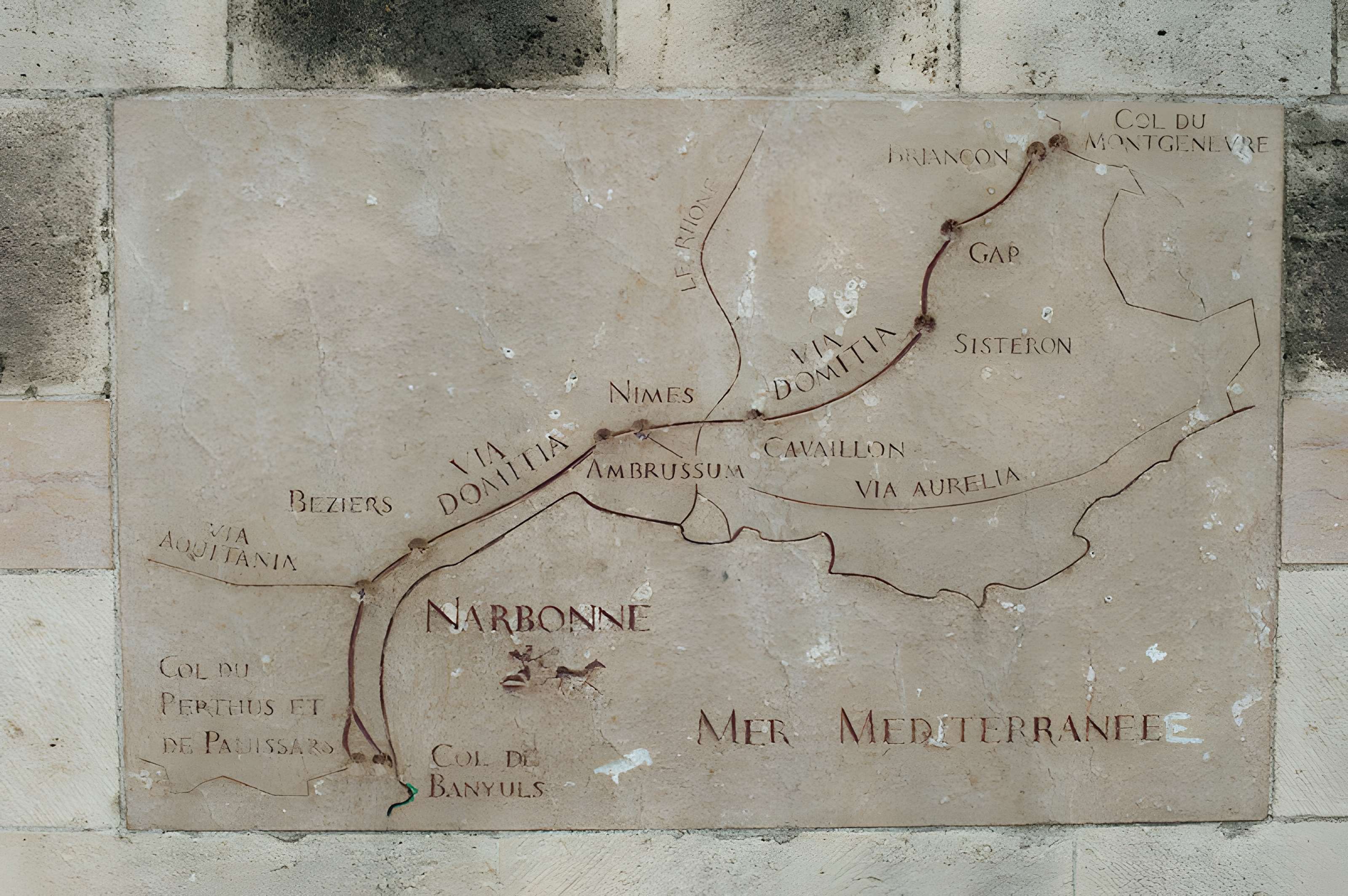 Tronçon de la Via Domitia (également sur communes de Jonquières-Saint-Vincent et Beaucaire, dans le Gard, et Castelnau-le-Lez, dans l'Hérault)