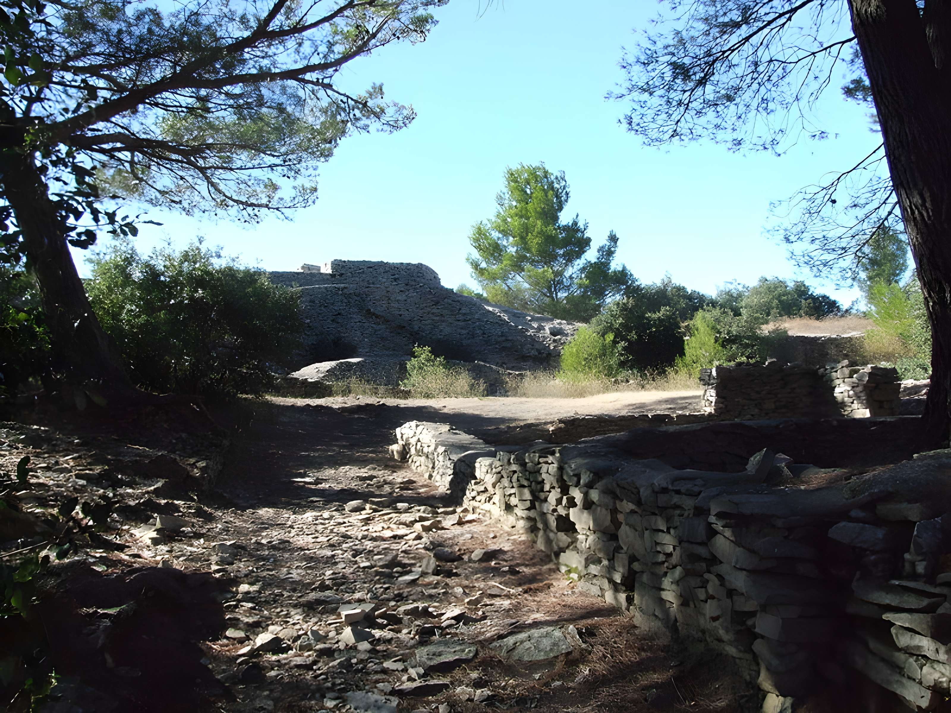 Oppidum de Roque de Viou (également sur commune de Nages-et-Solorgues)