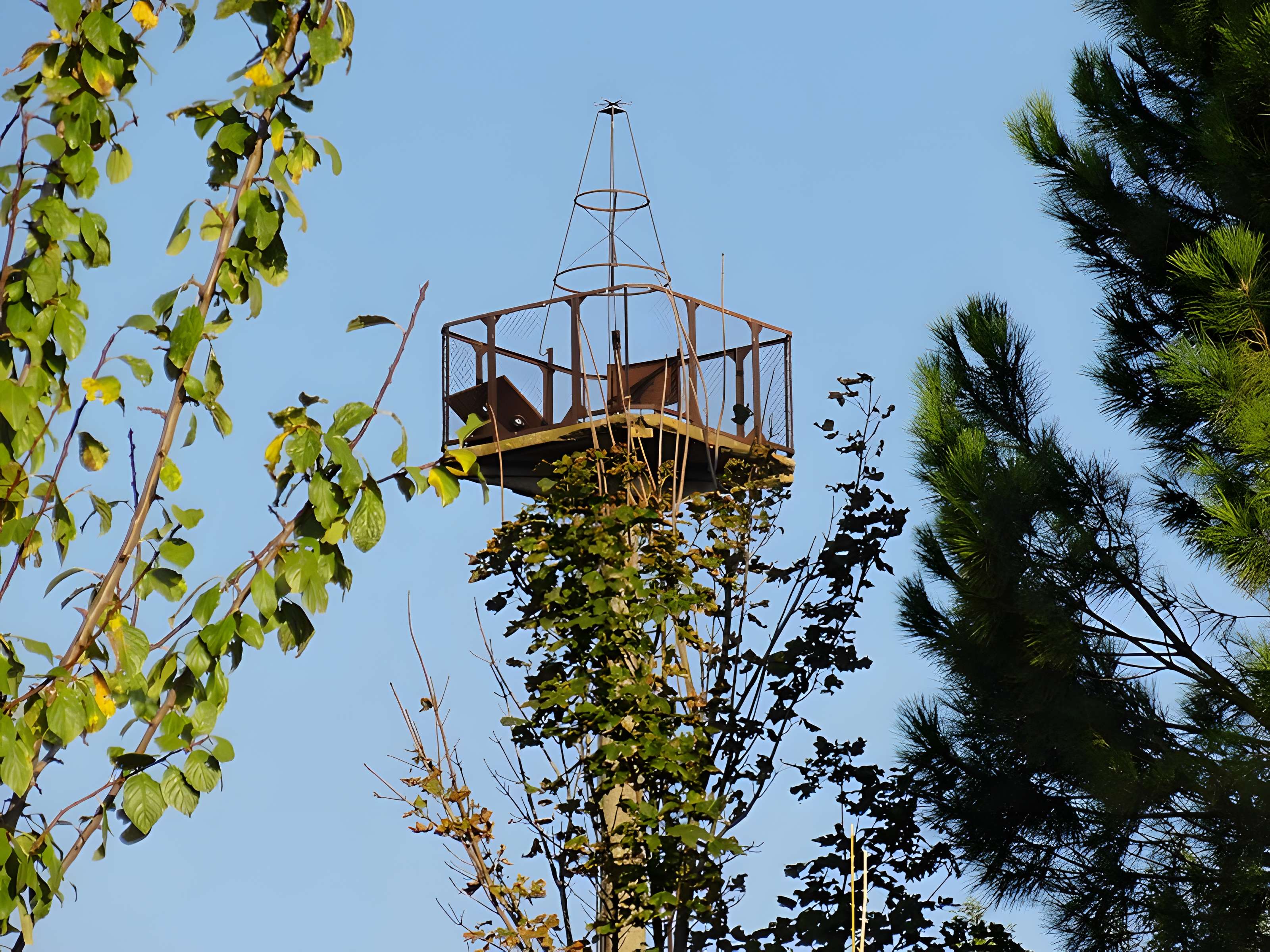 Phare aéronautique situé Côte de Monteserre