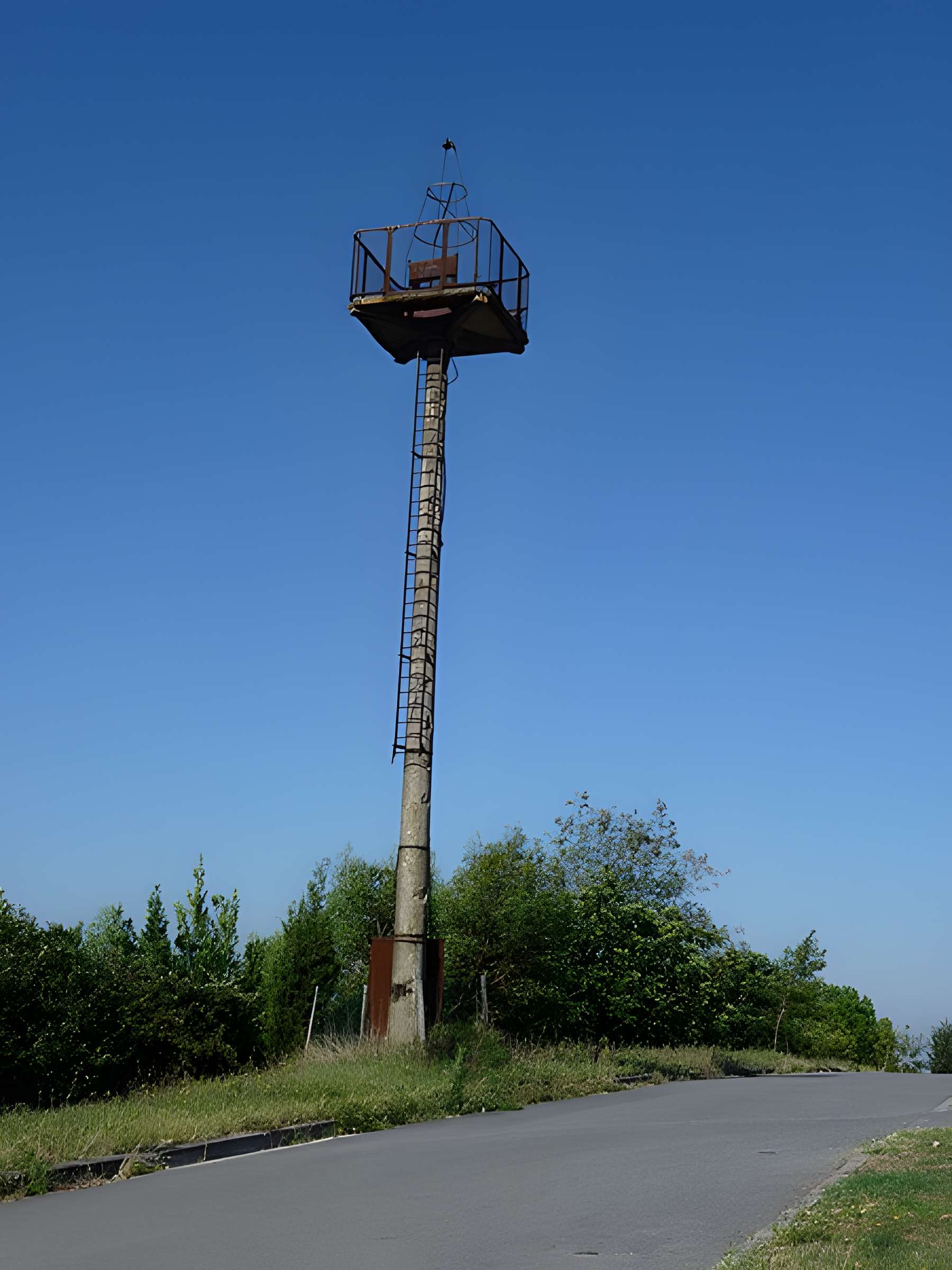 Phare aéronautique situé Côte de Monteserre