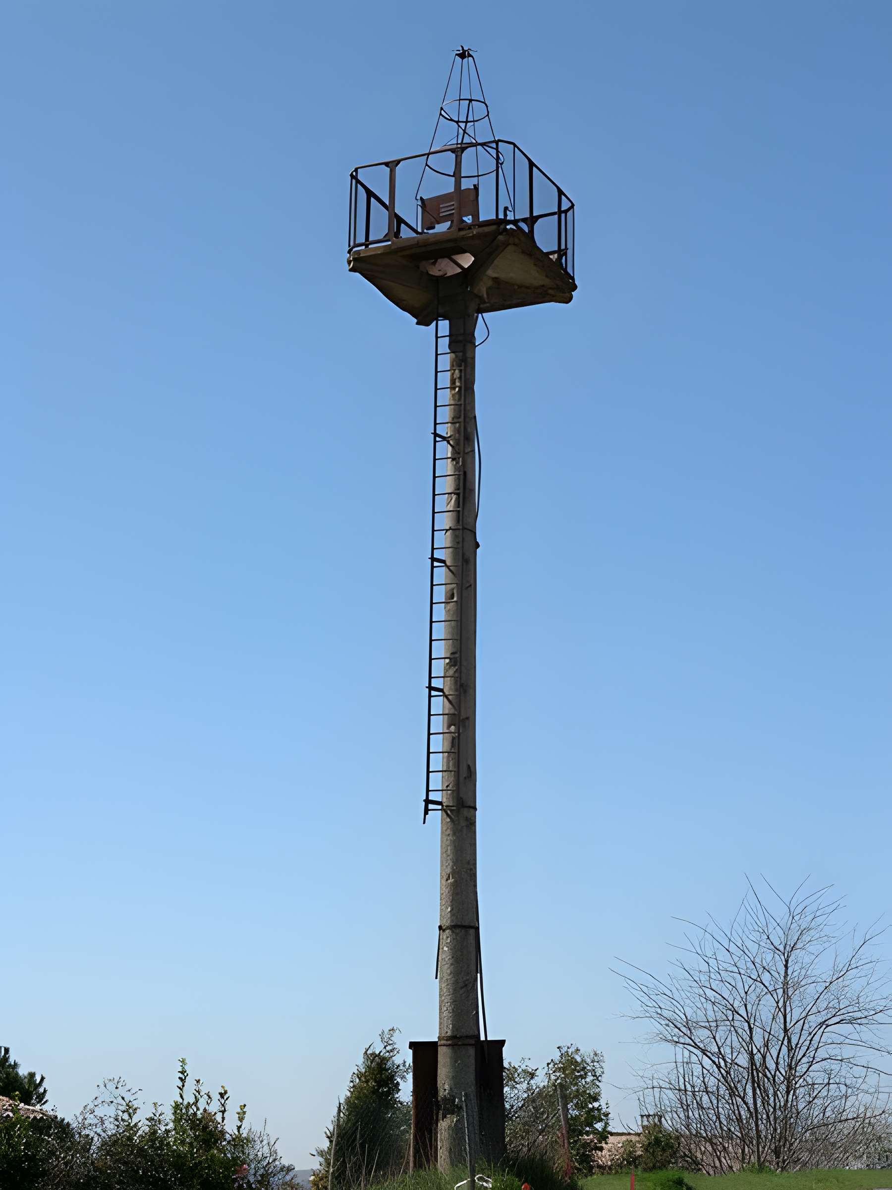Phare aéronautique situé Côte de Monteserre