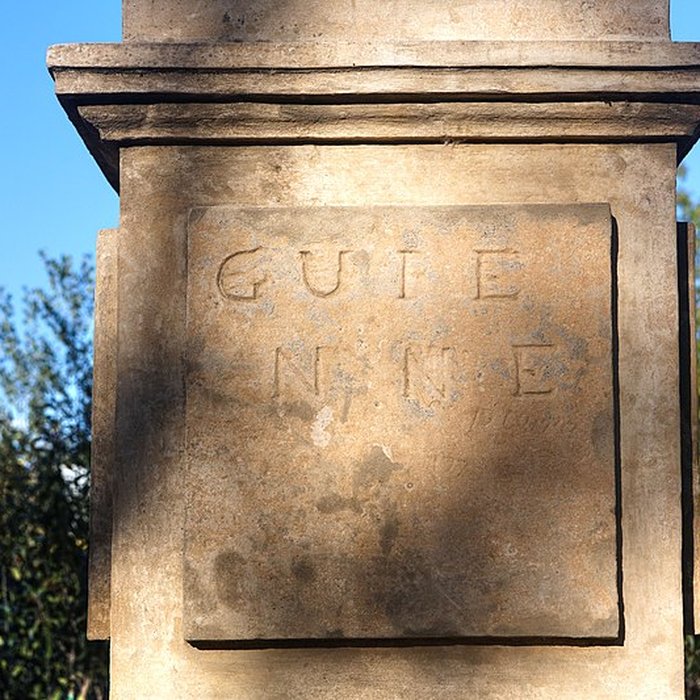 Photo de Pyramide marquant la limite entre la Guyenne et le Languedoc