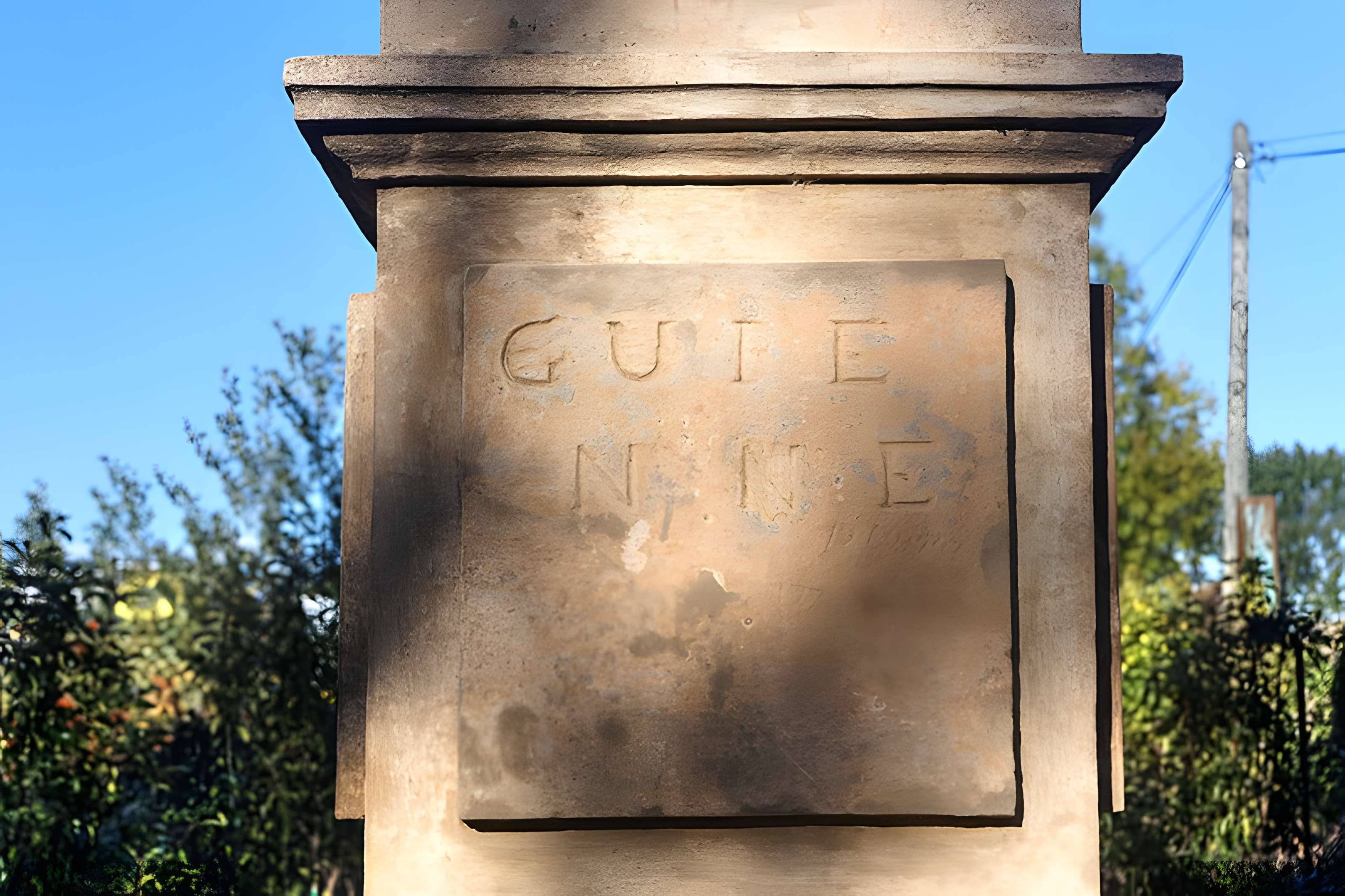 Pyramide marquant la limite entre la Guyenne et le Languedoc