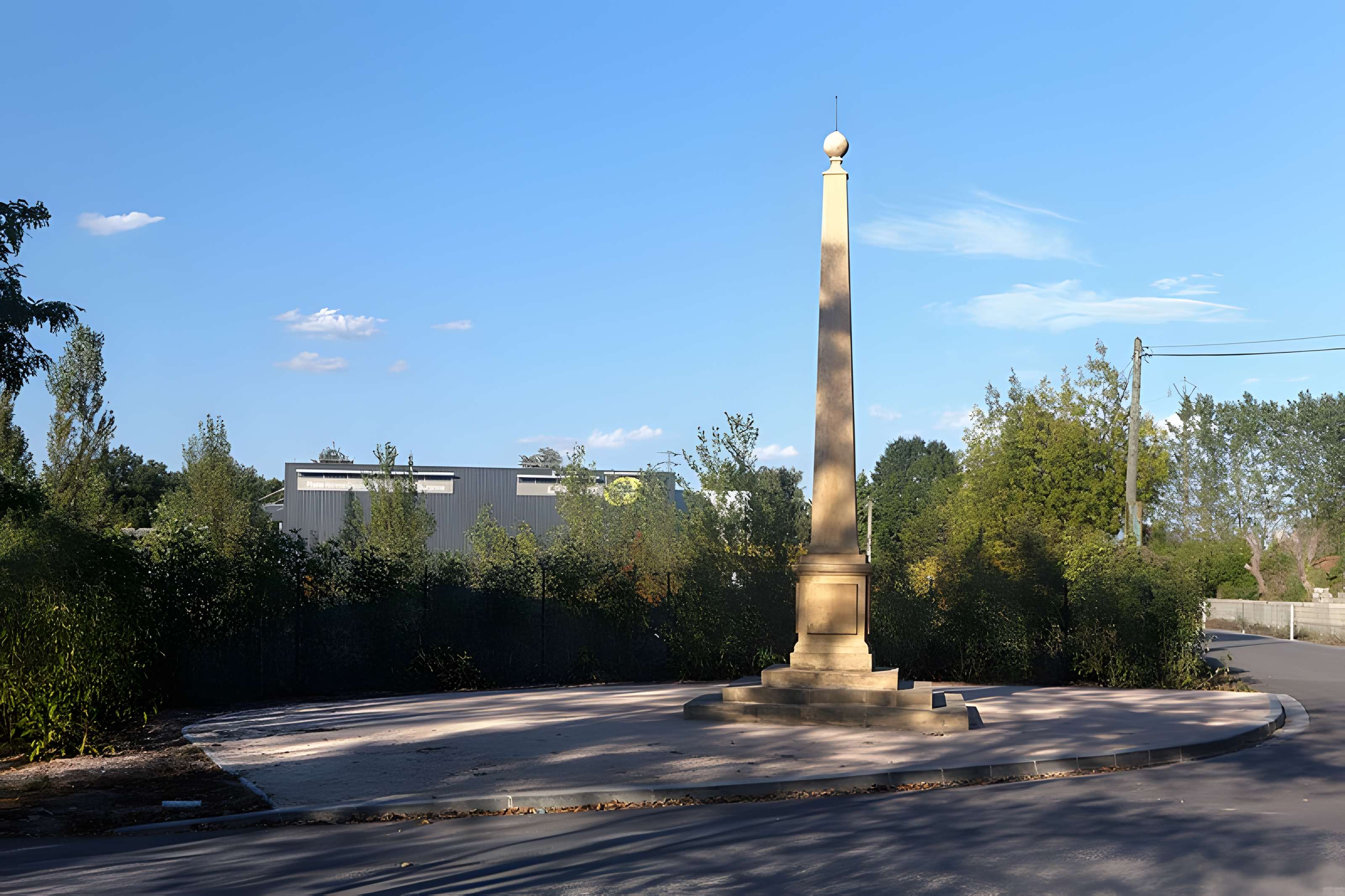 Pyramide marquant la limite entre la Guyenne et le Languedoc