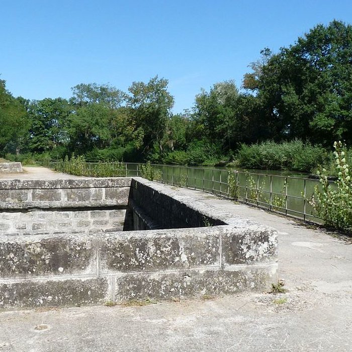 Photo de Canal du Midi : Aqueduc des Voûtes ou de lHers