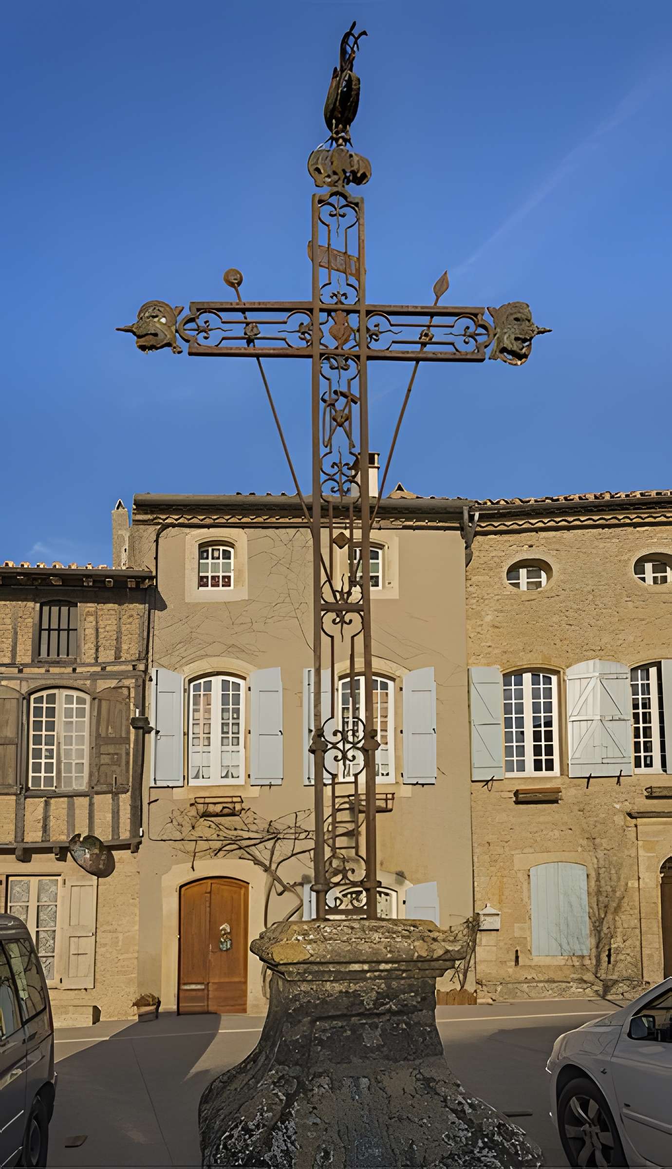 Croix en fer forgé