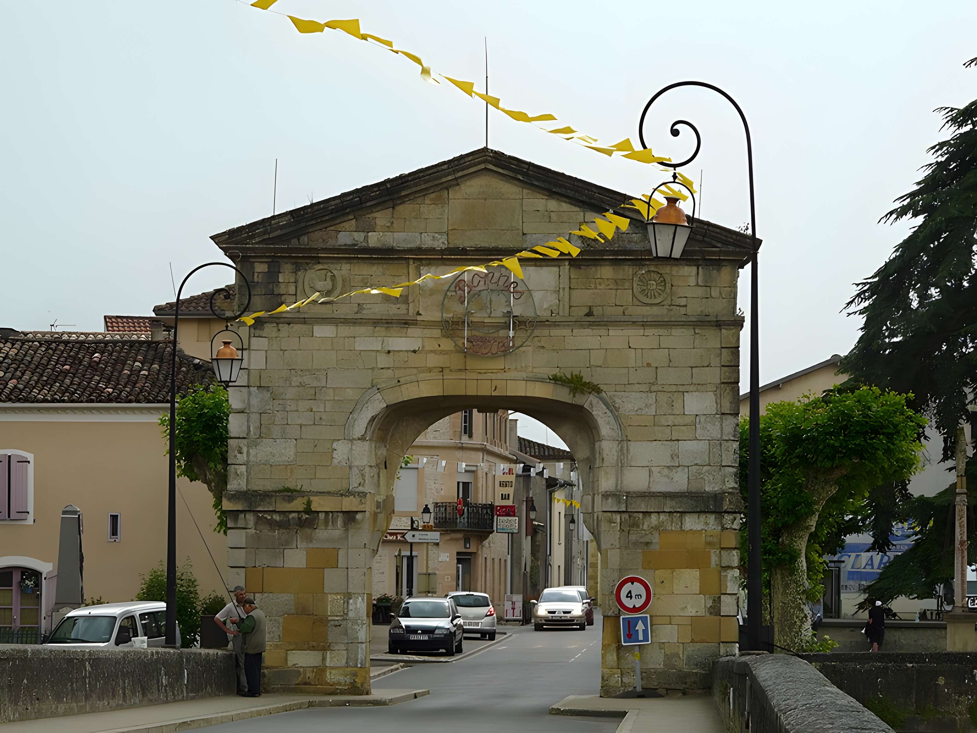 Pont, porte de pont et porte de ville