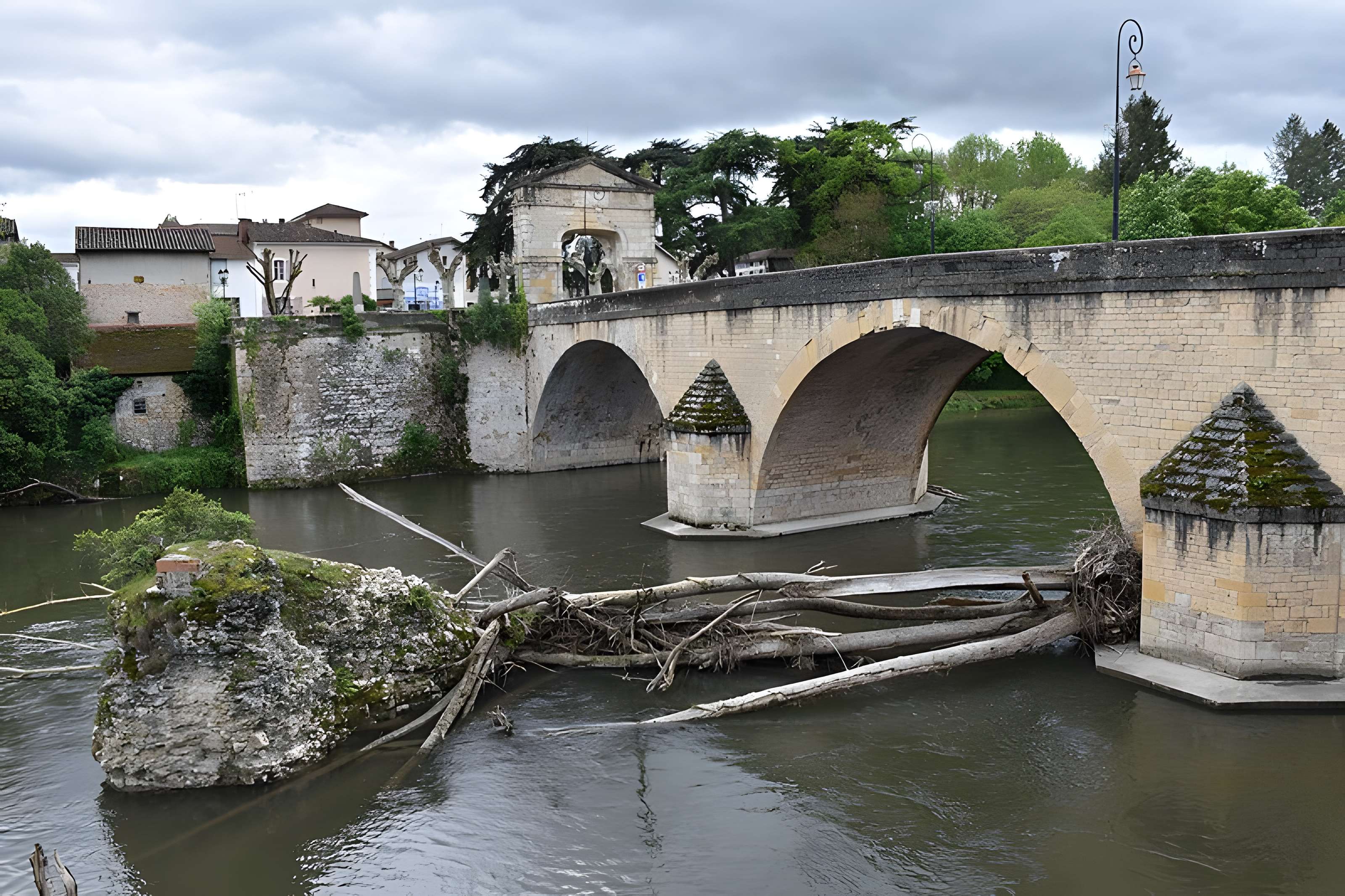 Pont, porte de pont et porte de ville