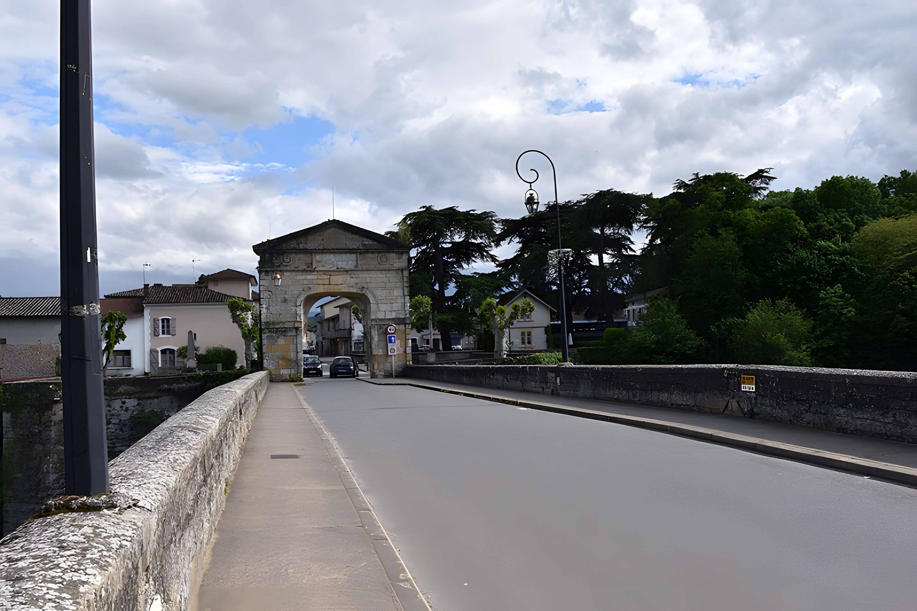 Pont, porte de pont et porte de ville