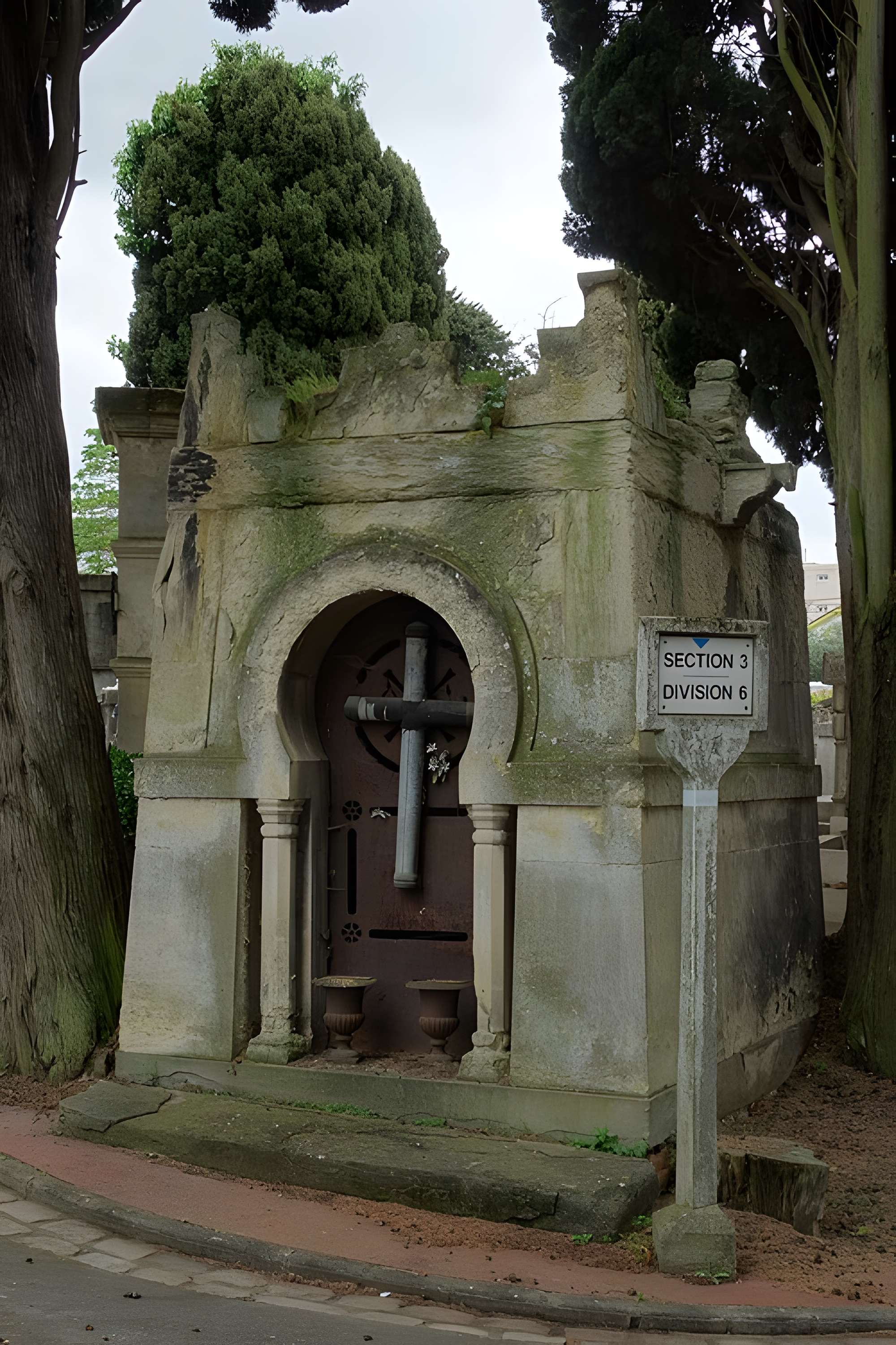 Entrée du cimetière de Terre-Cabade