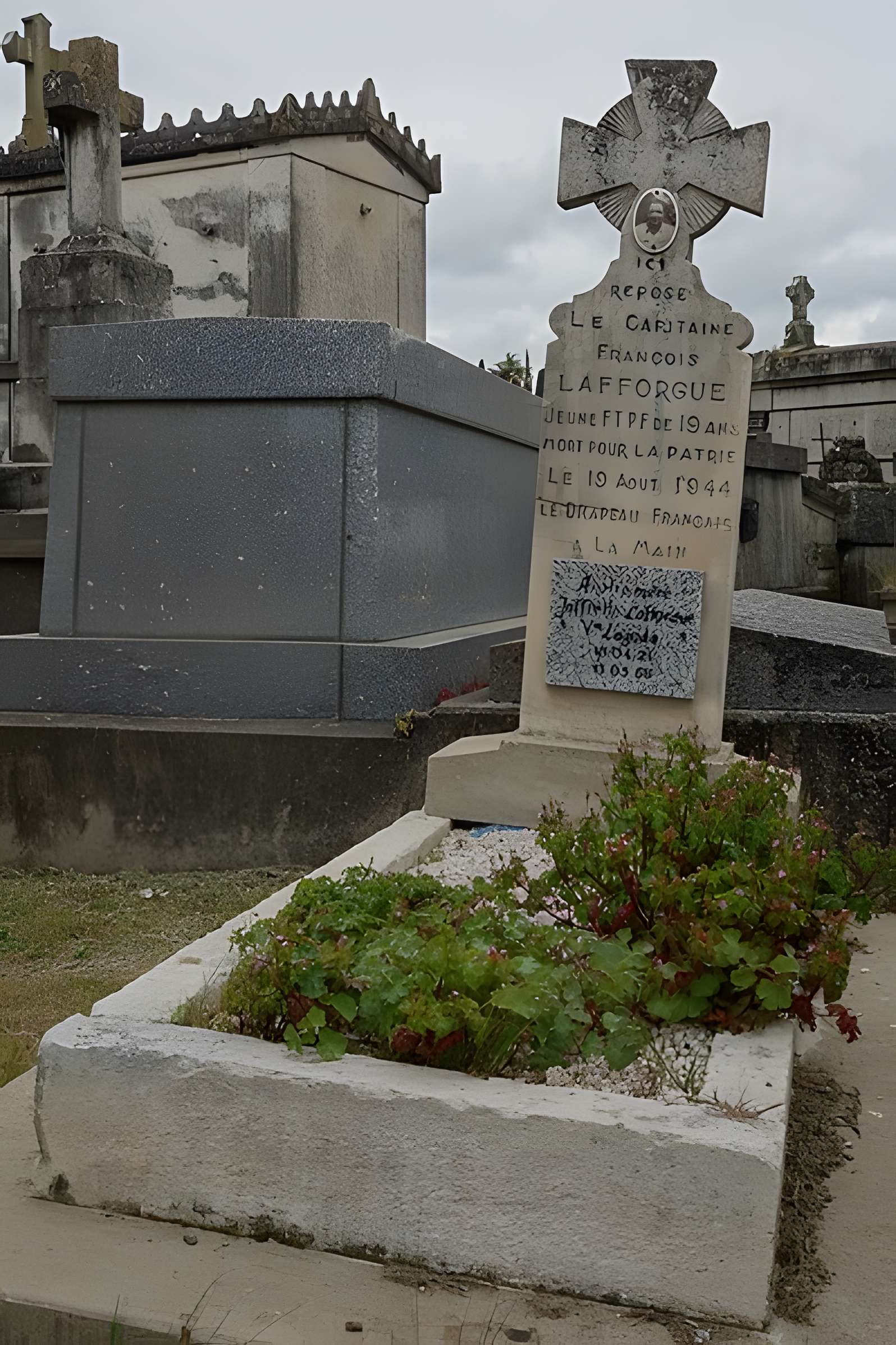 Entrée du cimetière de Terre-Cabade