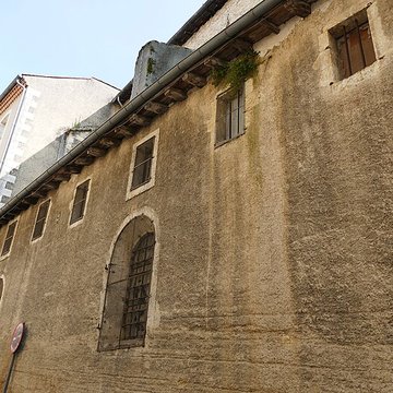 Ancien collège de Jésuites, puis lycée, actuellement collège Salinis