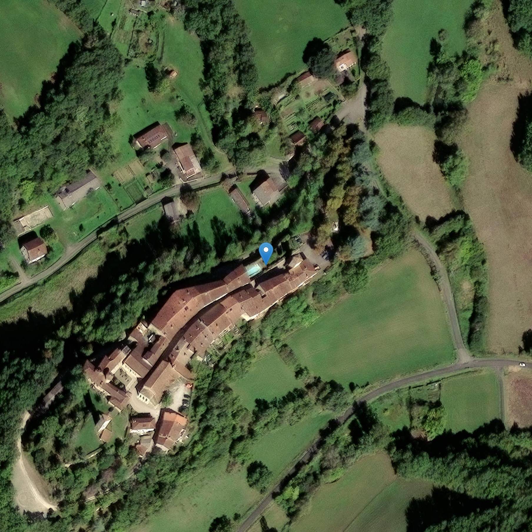 Photo de Borne avec chrisme sculpté