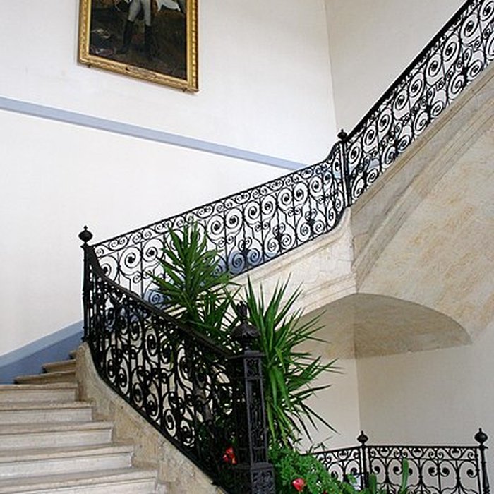 Photo de Le bâtiment de lévêché occupé par lhôtel de ville et le musée
