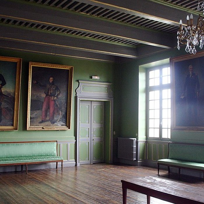 Photo de Le bâtiment de lévêché occupé par lhôtel de ville et le musée