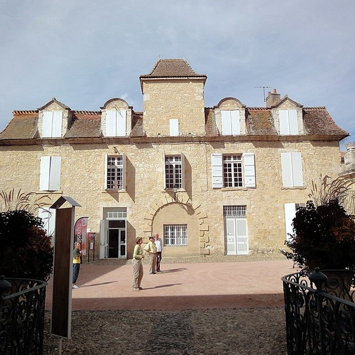 Photo de Le bâtiment de lévêché occupé par lhôtel de ville et le musée
