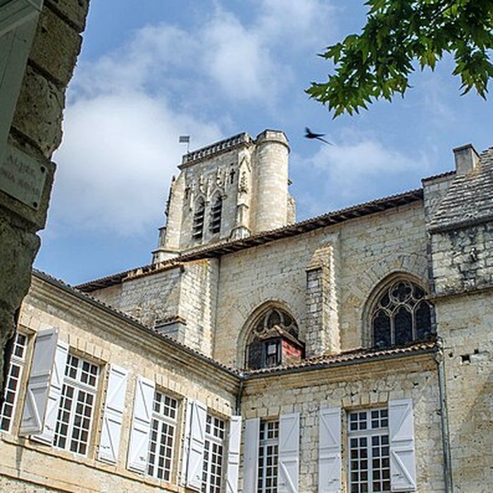 Photo de Le bâtiment de lévêché occupé par lhôtel de ville et le musée
