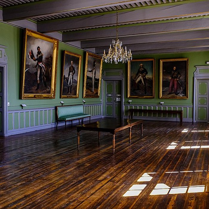Photo de Le bâtiment de lévêché occupé par lhôtel de ville et le musée