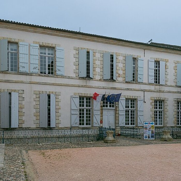 Photo de Le bâtiment de lévêché occupé par lhôtel de ville et le musée