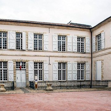 Le bâtiment de lévêché occupé par lhôtel de ville et le musée