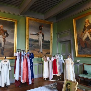 Le bâtiment de lévêché occupé par lhôtel de ville et le musée